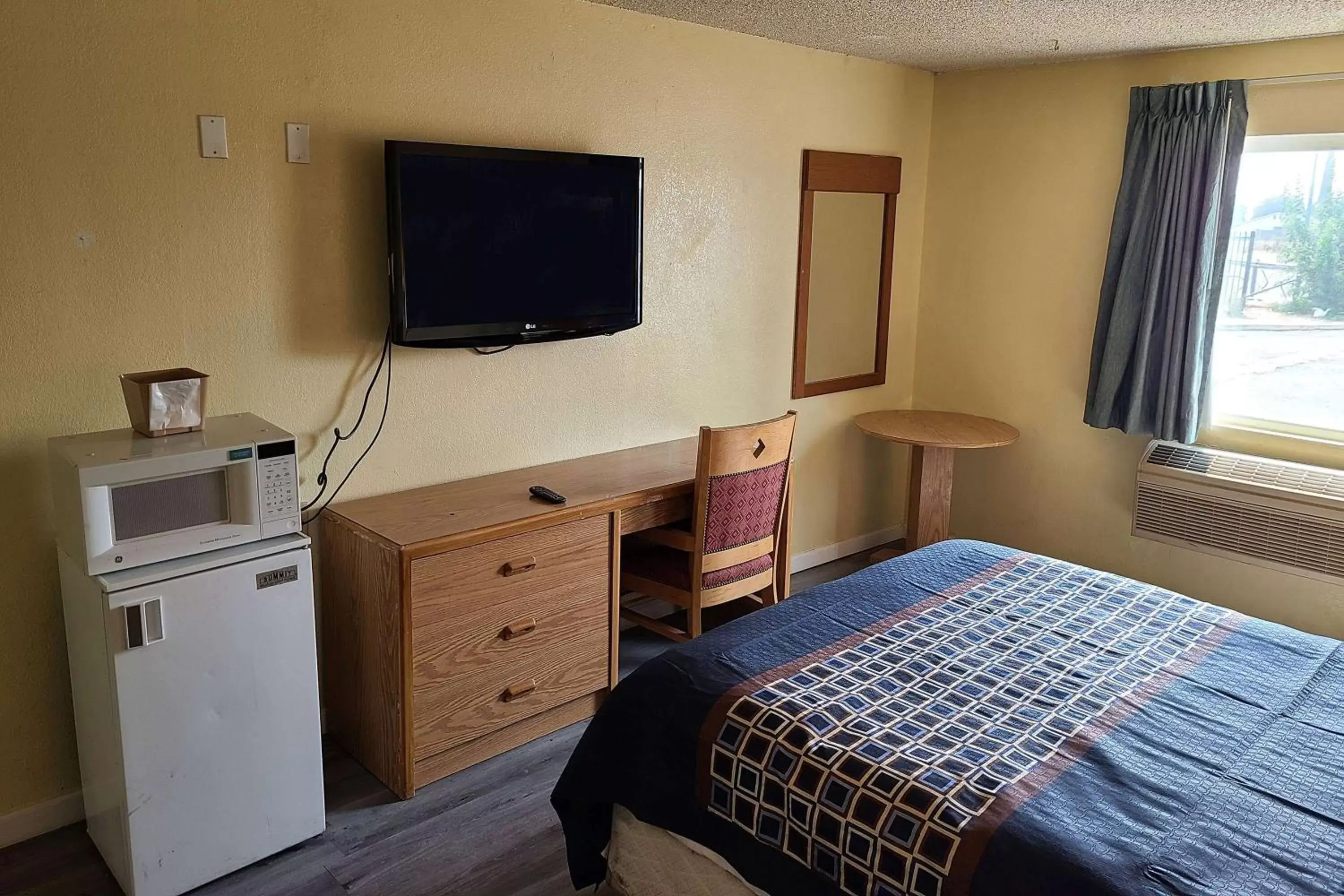 Bed, TV/Entertainment Center in Travelodge by Wyndham Stockton