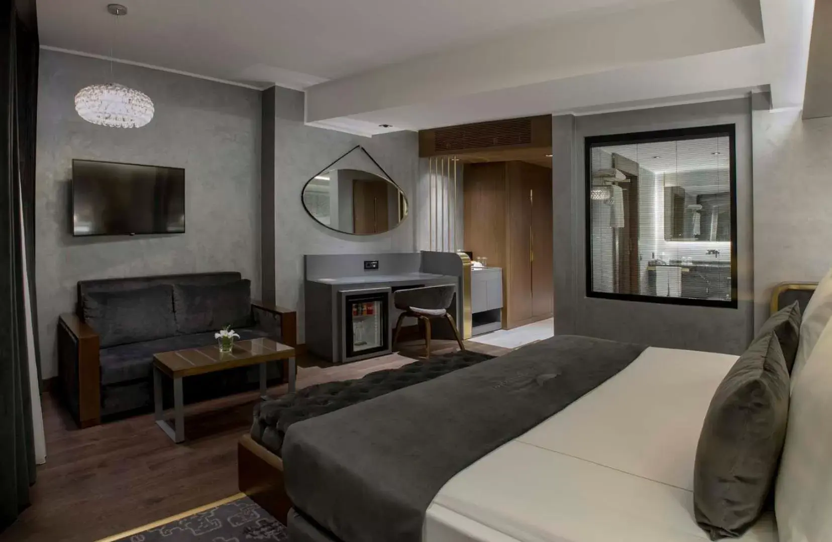 Bed, TV/Entertainment Center in The Wings Hotel Istanbul
