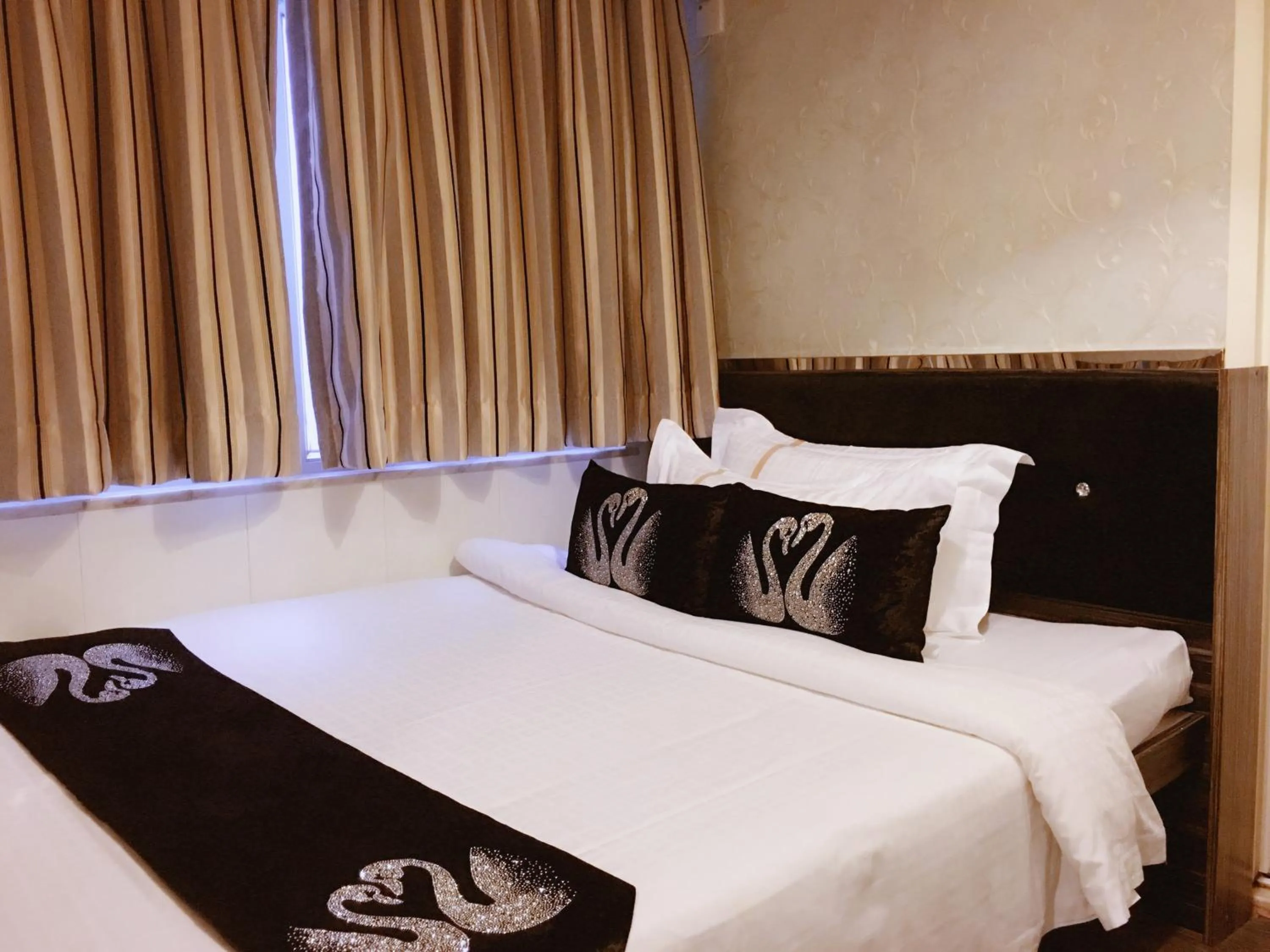 Bed in Seasons Hotel - Causeway Bay
