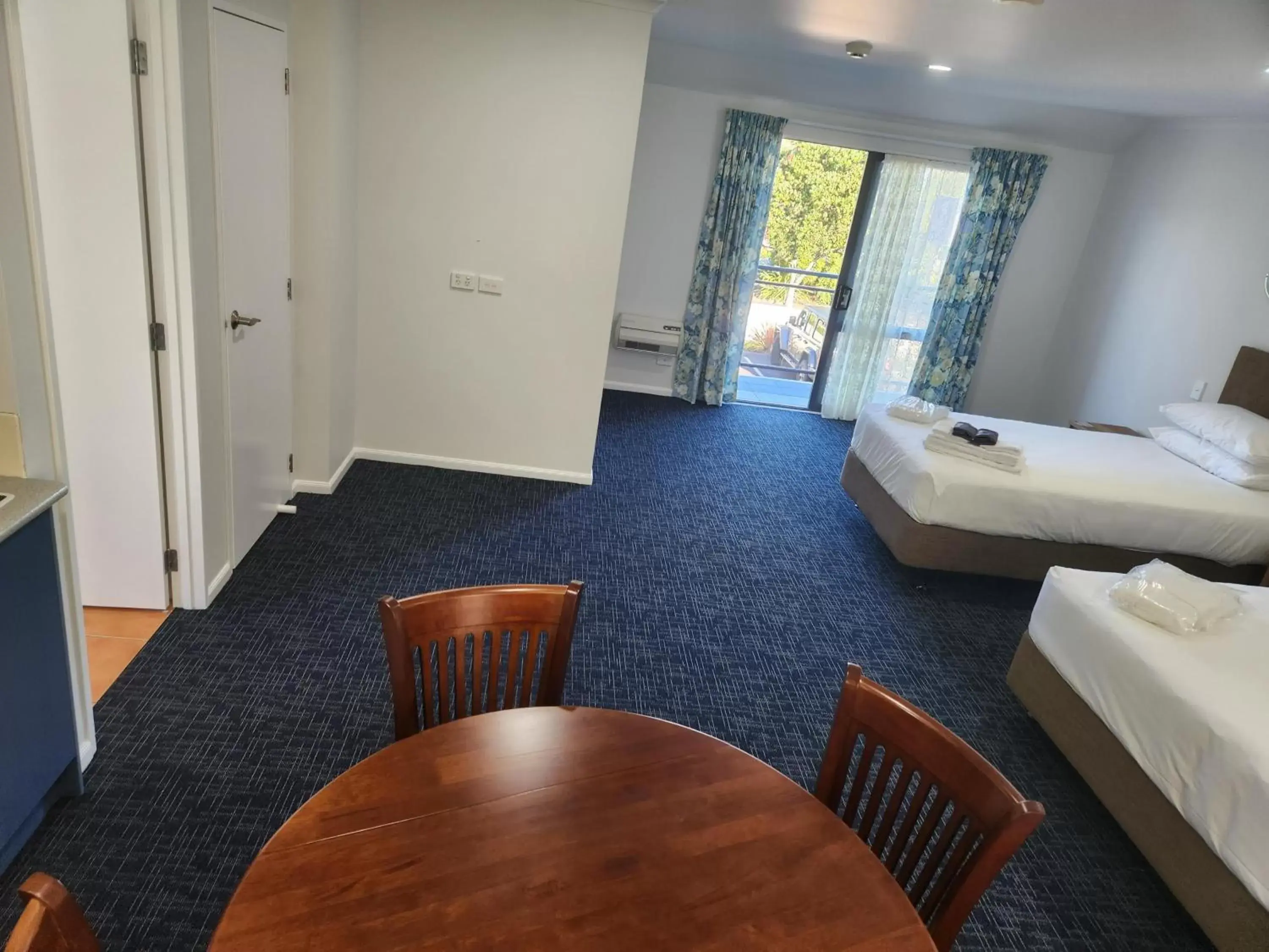 Bed in Botany Palms Motel Bed in Botany Palms Motel