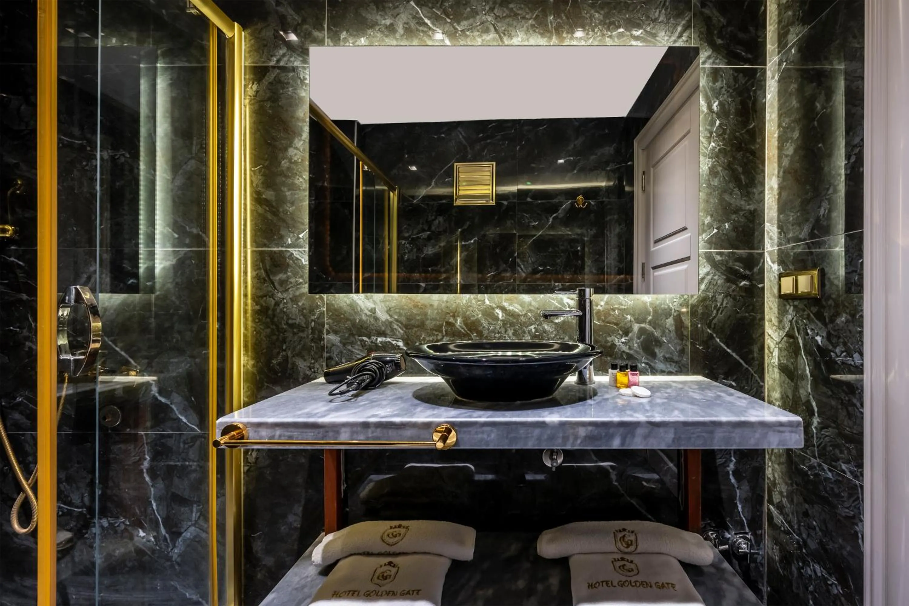 Toilet in Golden Gate Hotel Topkapı