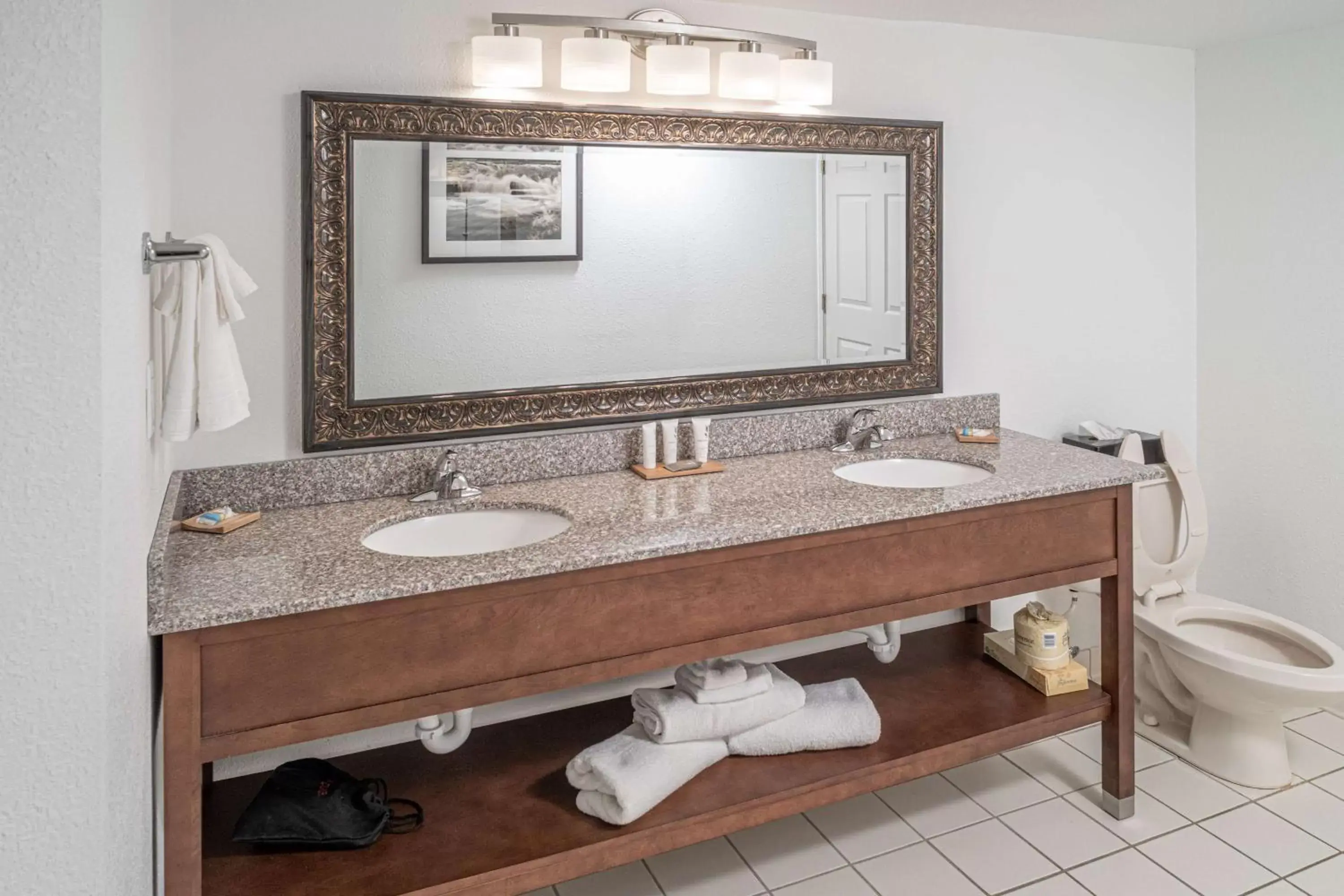 Bathroom in Country Inn & Suites by Radisson, Beckley, WV