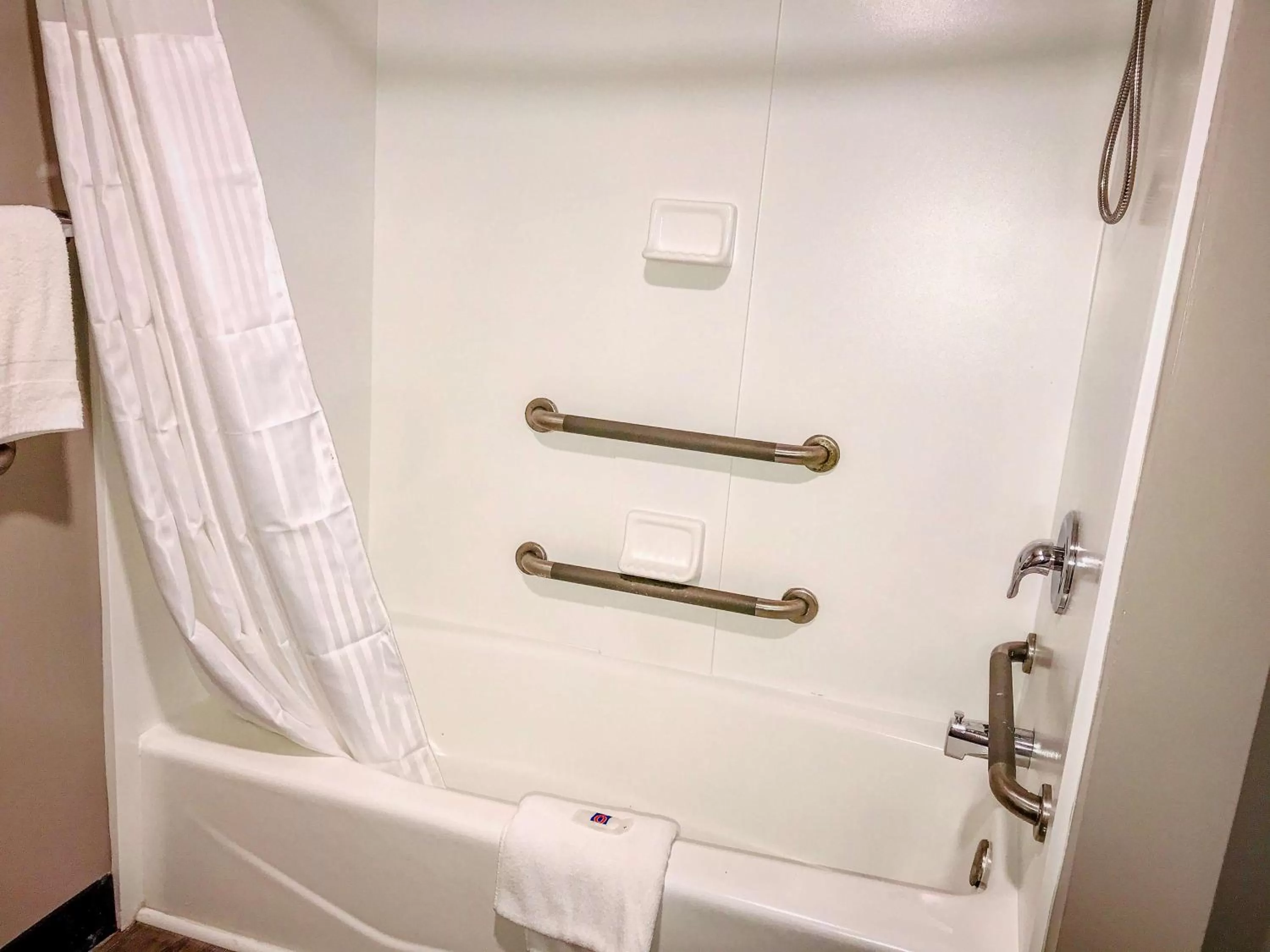 Bathroom in Studio 6 Dublin, Ga