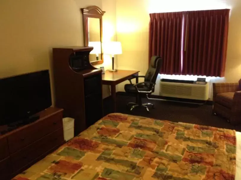 Photo of the whole room, TV/Entertainment Center in Baymont Inn & Suites by Wyndham San Marcos
