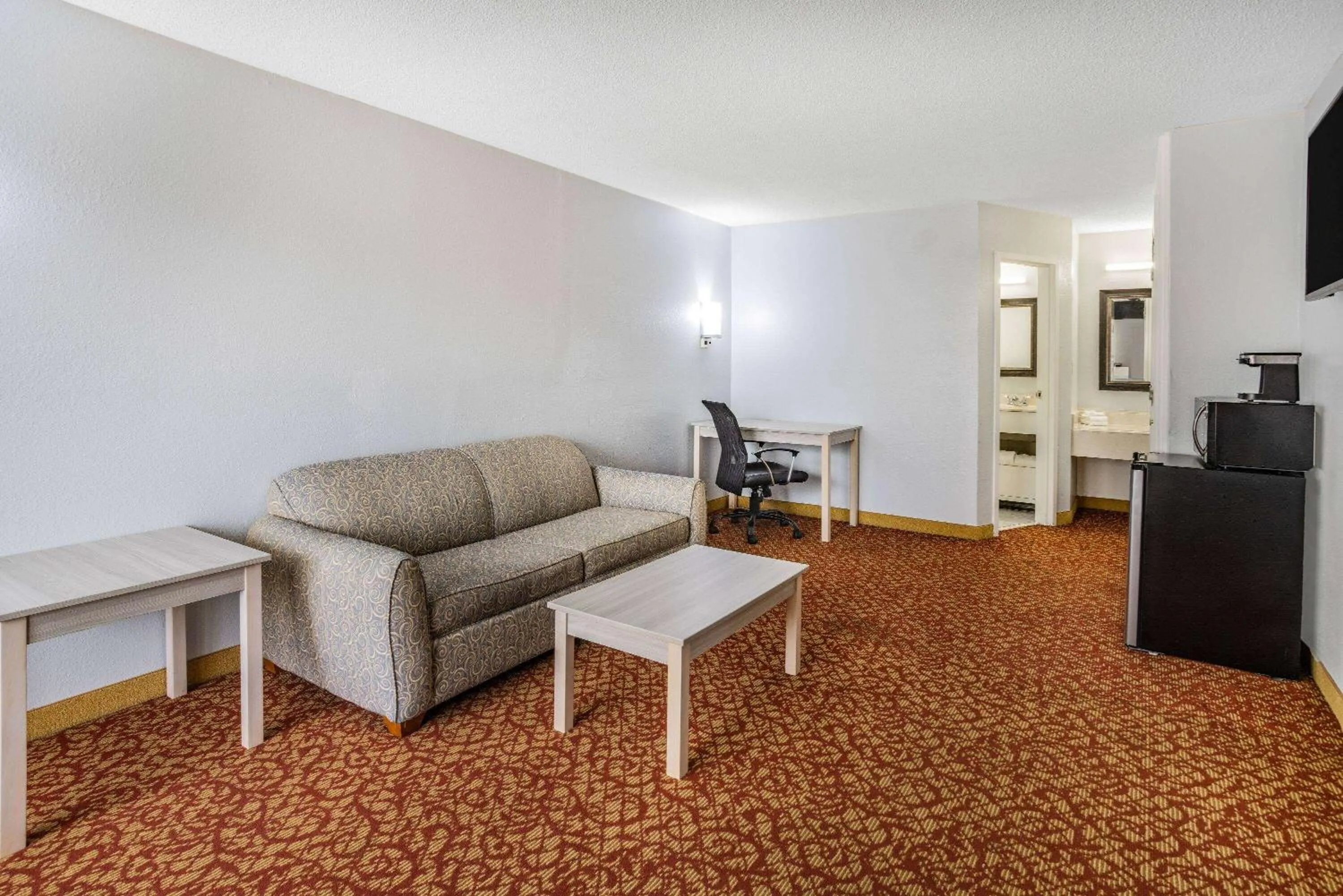 Bed in Days Inn & Suites by Wyndham Colonial