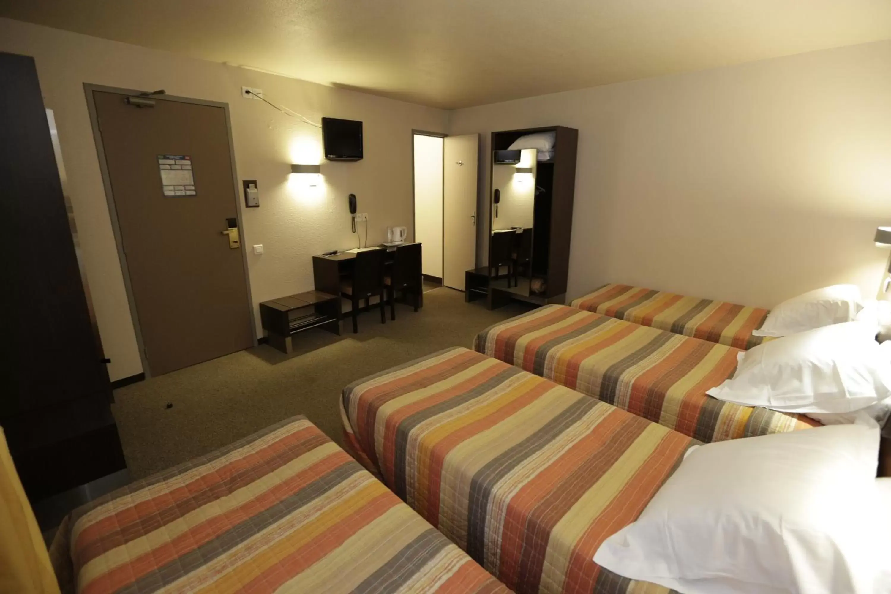 Quadruple Room in Hôtel Au Petit Caporal Quadruple Room in Hôtel Au Petit Caporal