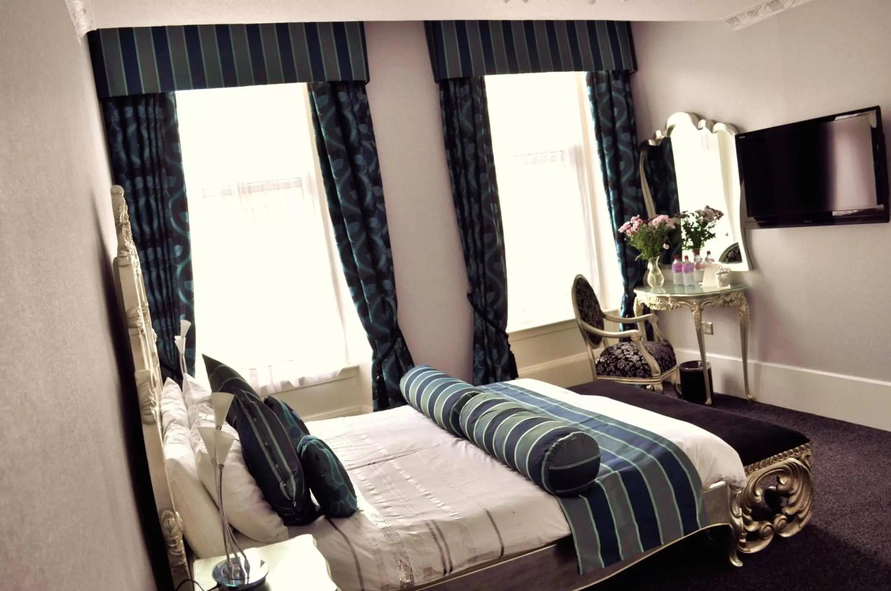 Photo of the whole room, Bed in Argyll Hotel