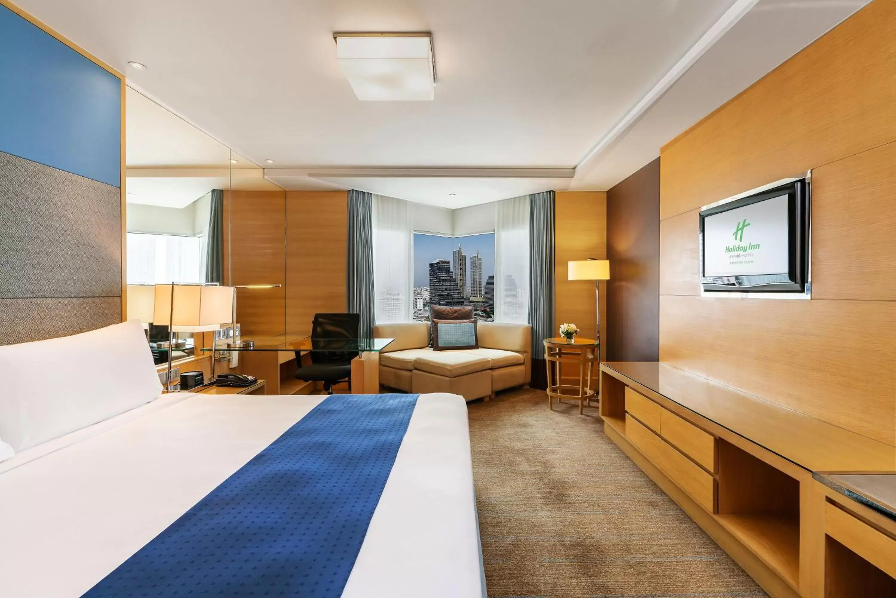 Bed in Holiday Inn Bangkok Silom, an IHG Hotel