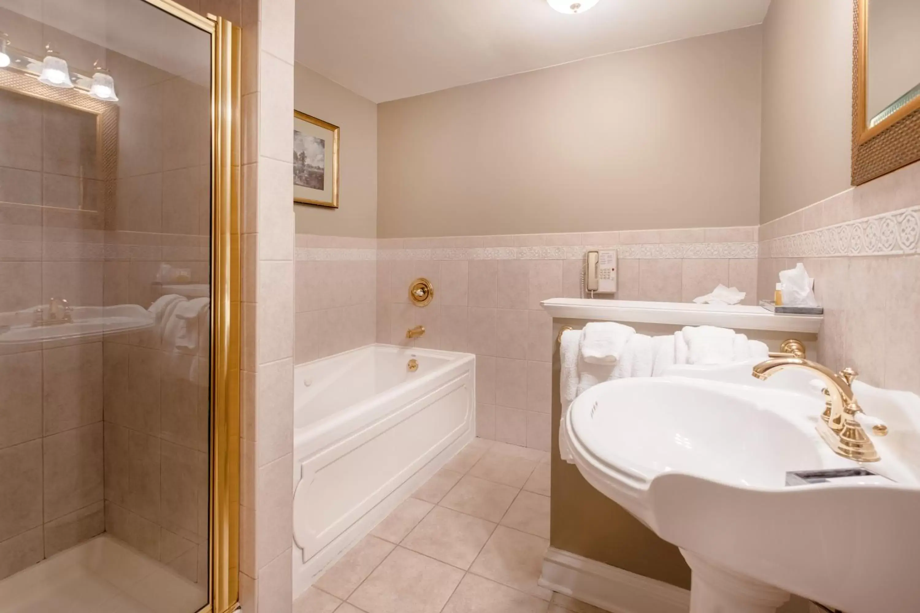 The Cambridge Two Bedroom Two Bathroom Suite in Red Coach Inn
