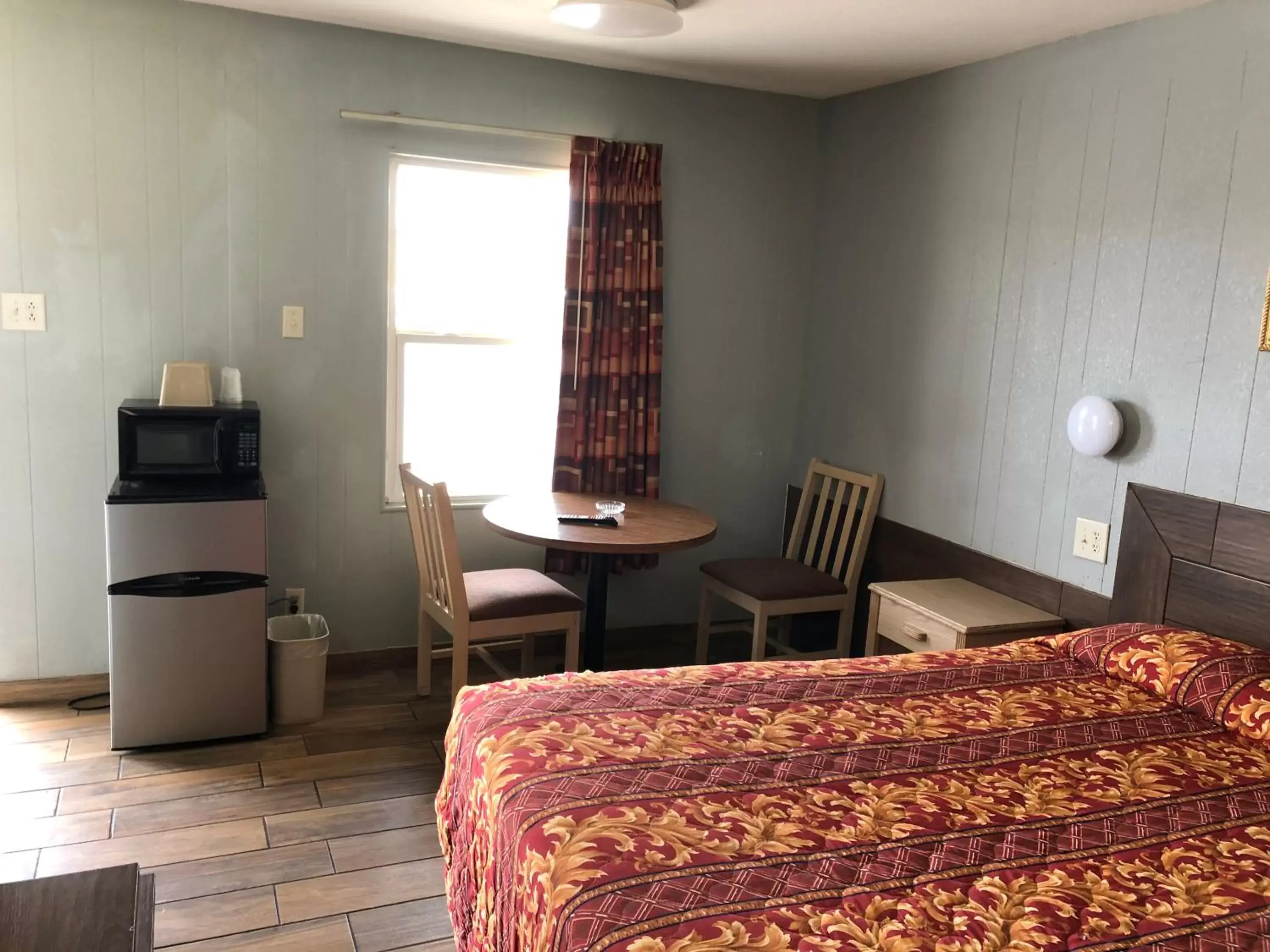 Bed, TV/Entertainment Center in Budget inn