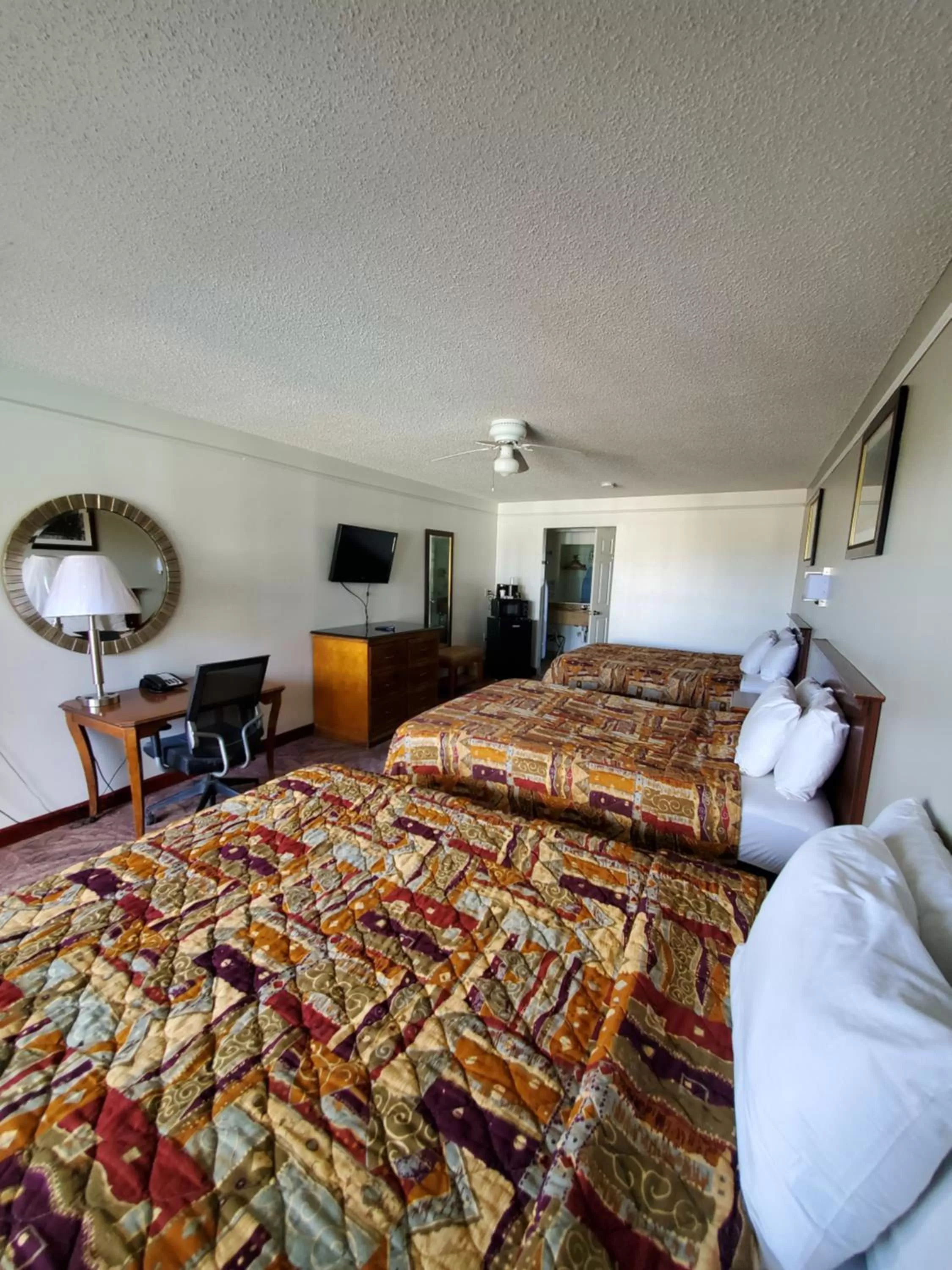 Bed in Deluxe Inn and Suites