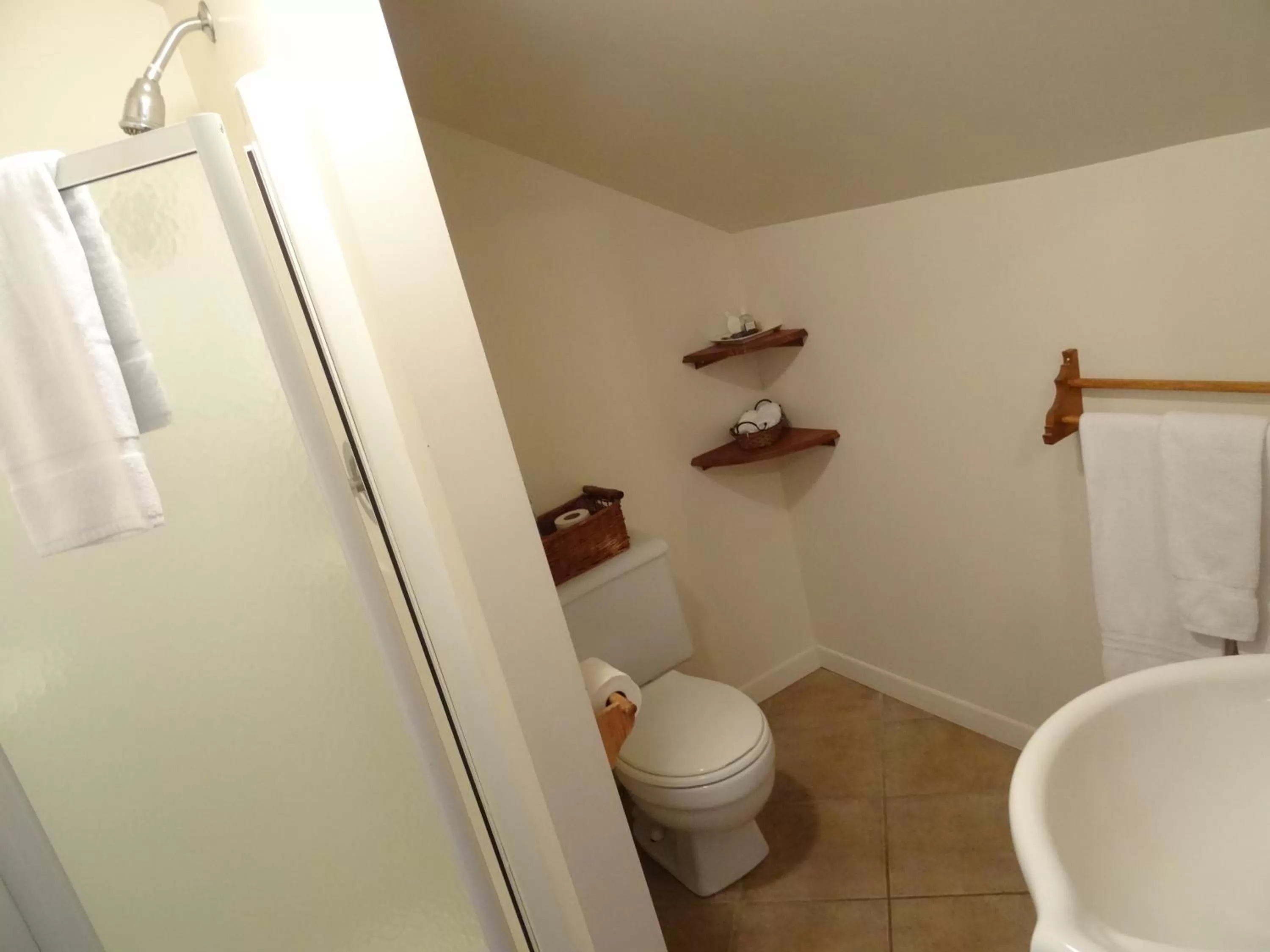 Shower, Bathroom in Auberge Micro-Brasserie Le Baril Roulant