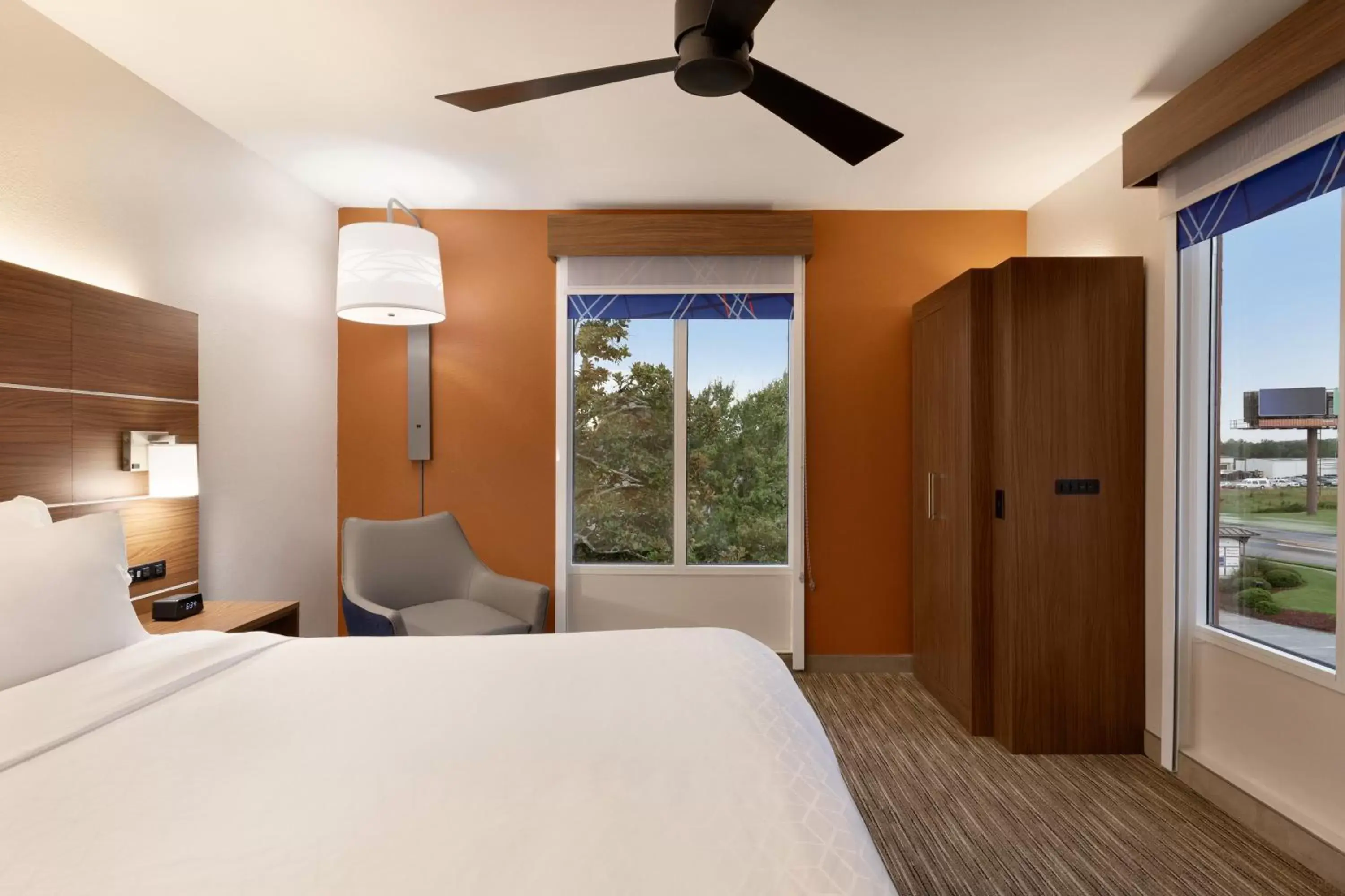 Bedroom, Bed in Holiday Inn Express Hotel & Suites Auburn - University Area, an IHG Hotel