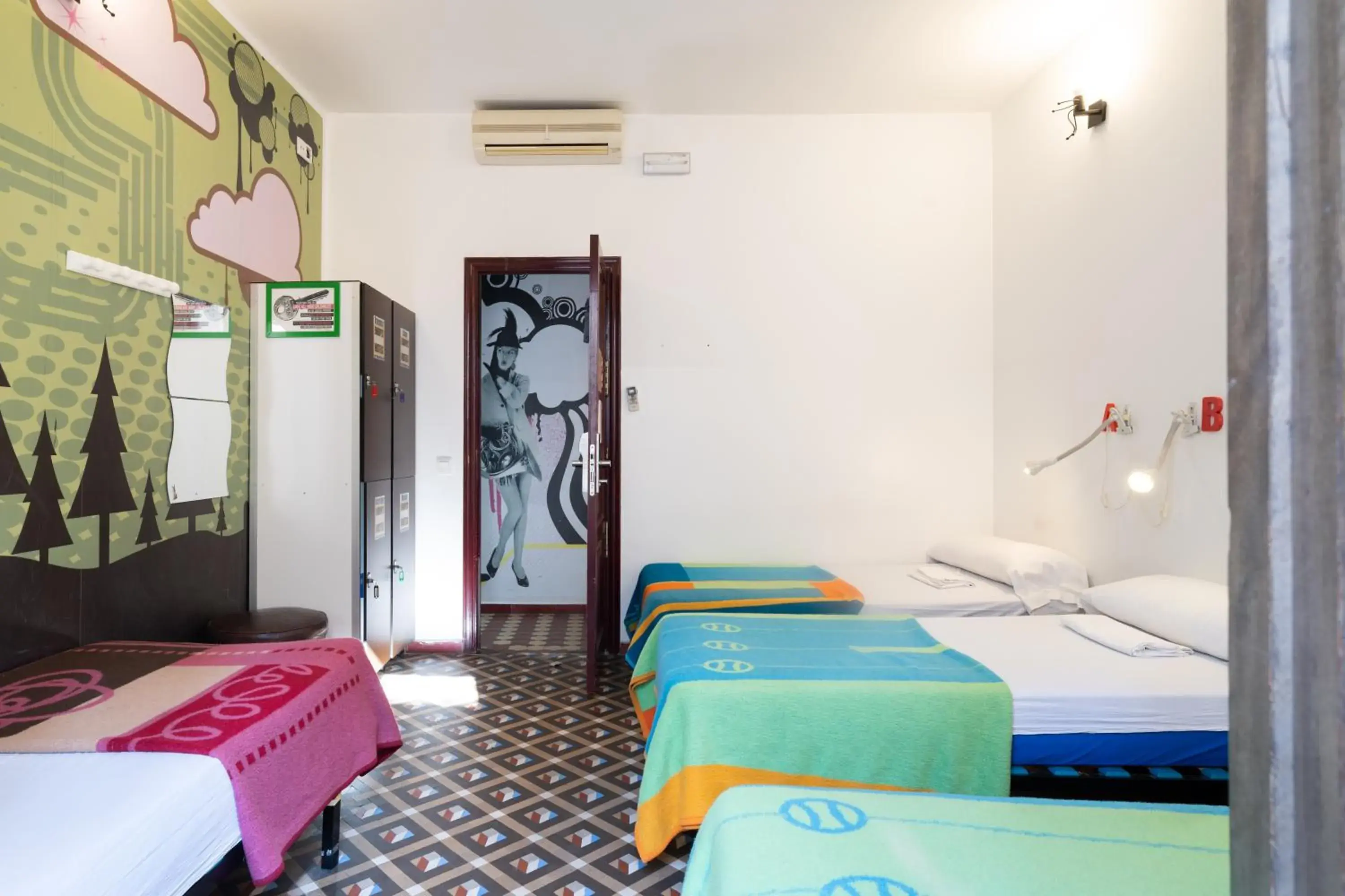 Home Youth Hostel by Feetup Hostels