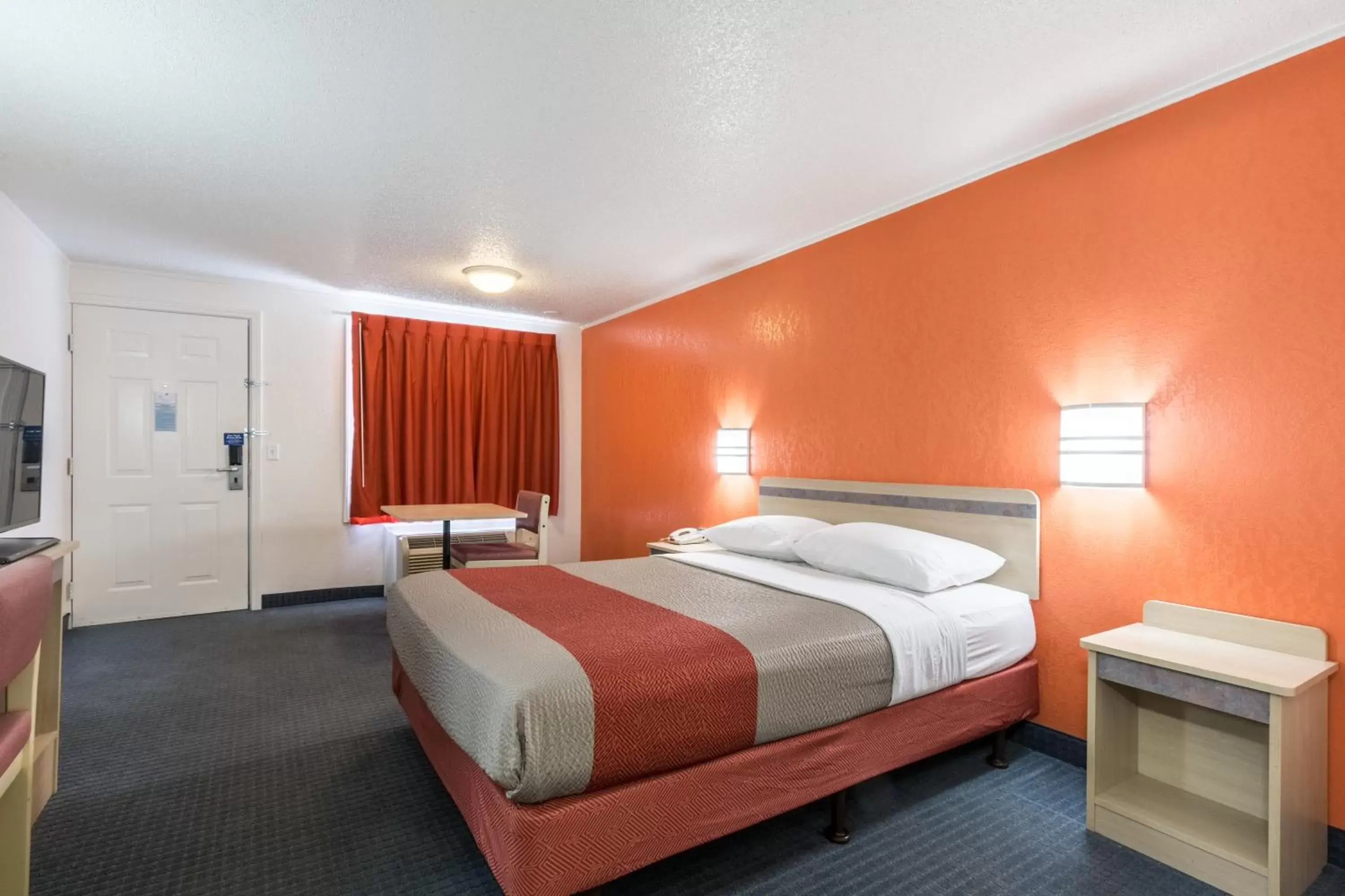 Bedroom, Bed in Travelodge by Wyndham Lansing