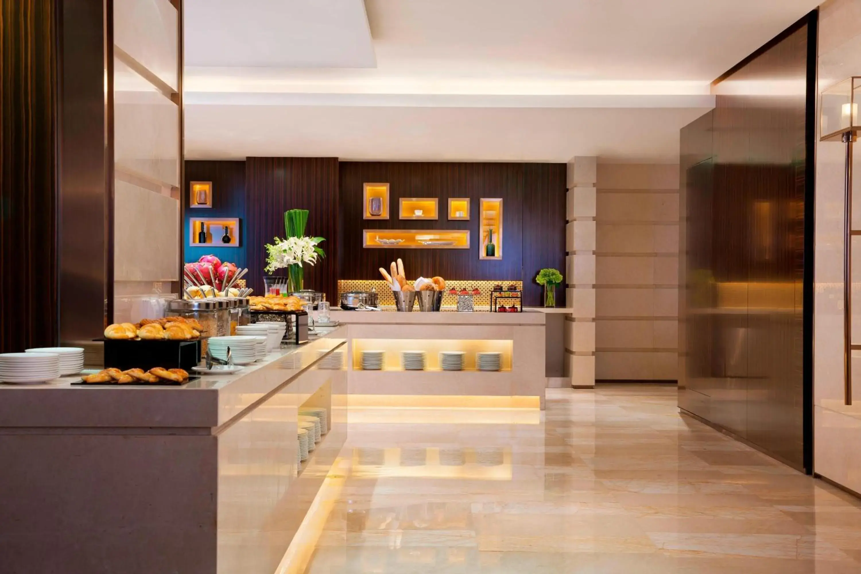 Lounge or bar, Kitchen/Kitchenette in The Imperial Mansion, Beijing - Marriott Executive Apartments