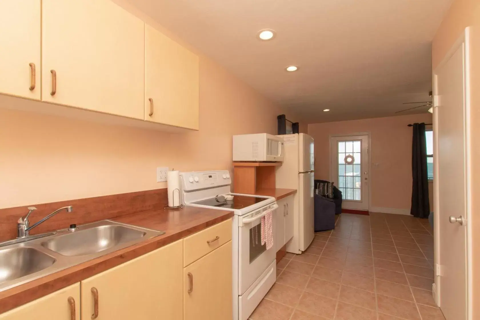 Kitchen/Kitchenette in Sunset Cove Beach Resort