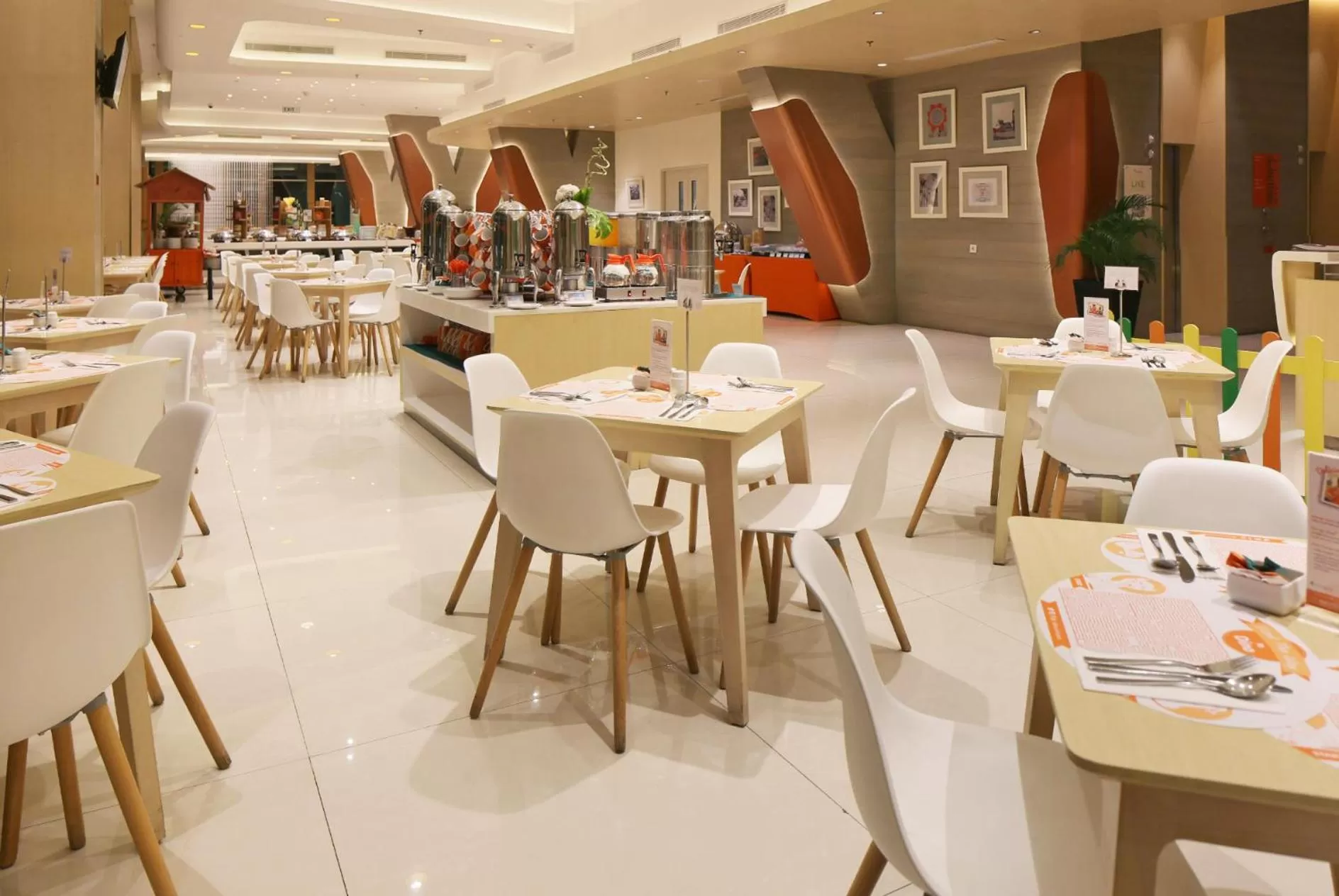 Restaurant/places to eat in HARRIS Hotel & Conventions Bekasi