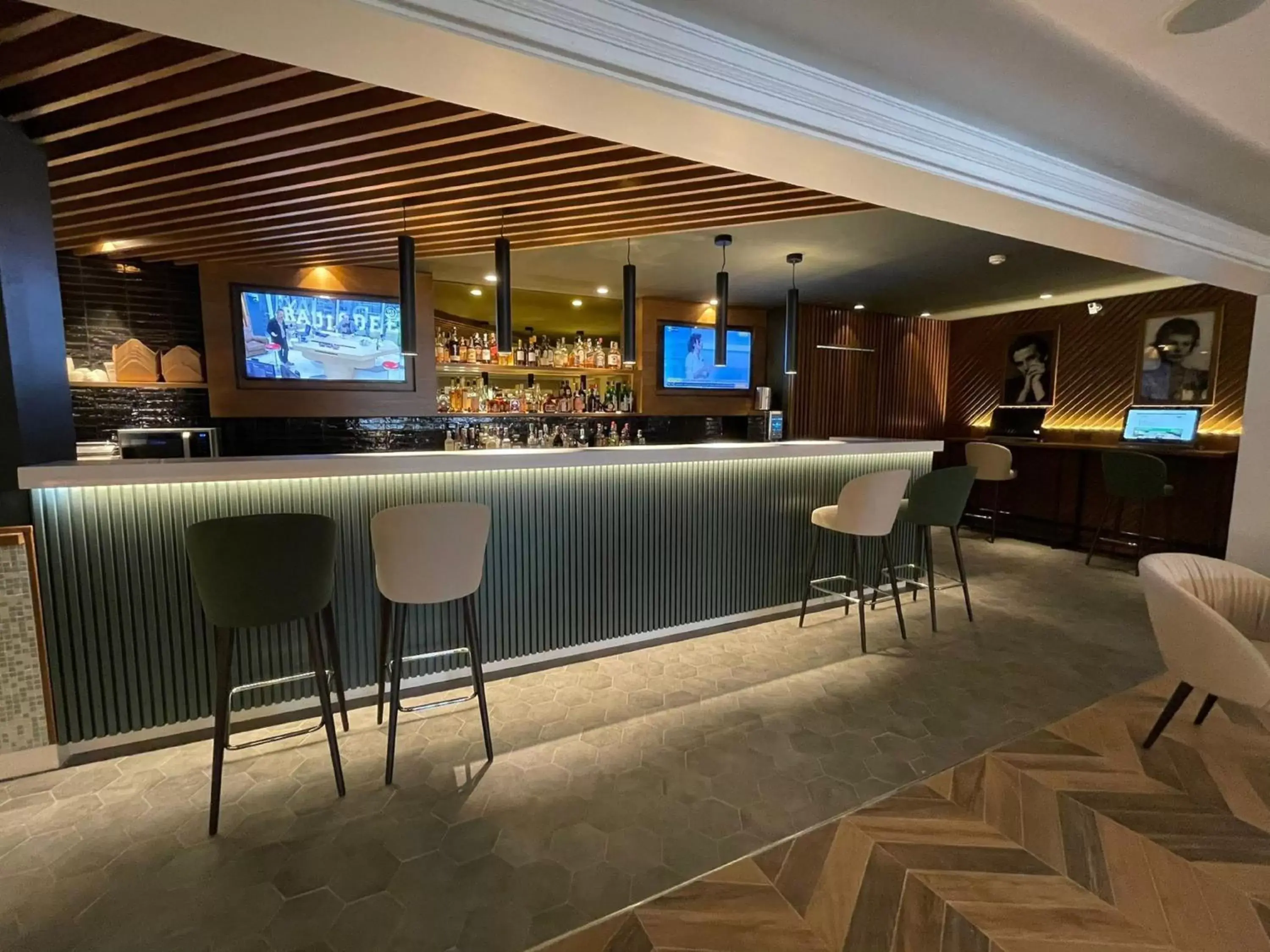 Lounge or bar in Holiday Inn Naples by IHG Lounge or bar in Holiday Inn Naples by IHG
