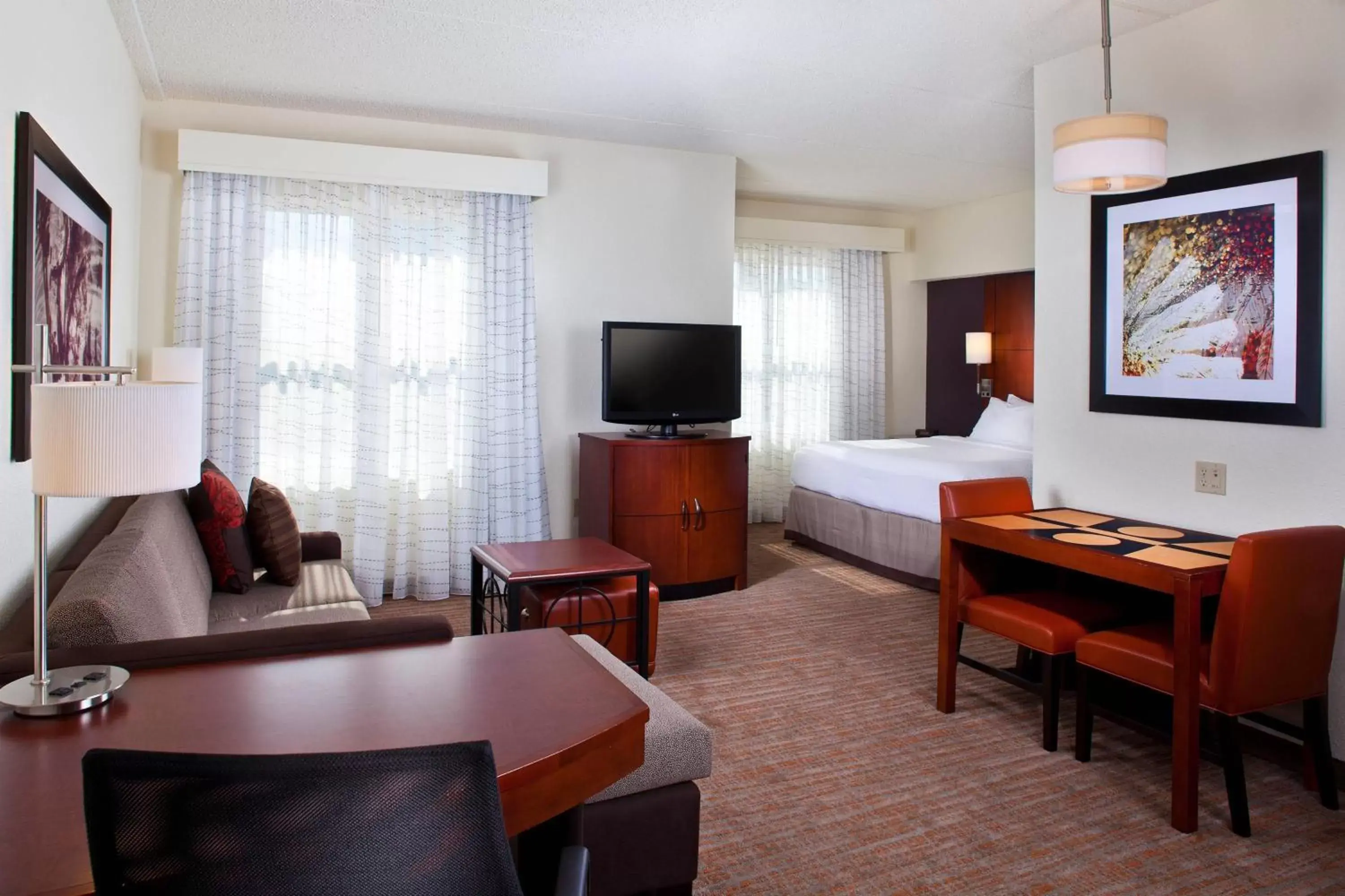 Bedroom, TV/Entertainment Center in Residence Inn by Marriott Tallahassee Universities at the Capitol