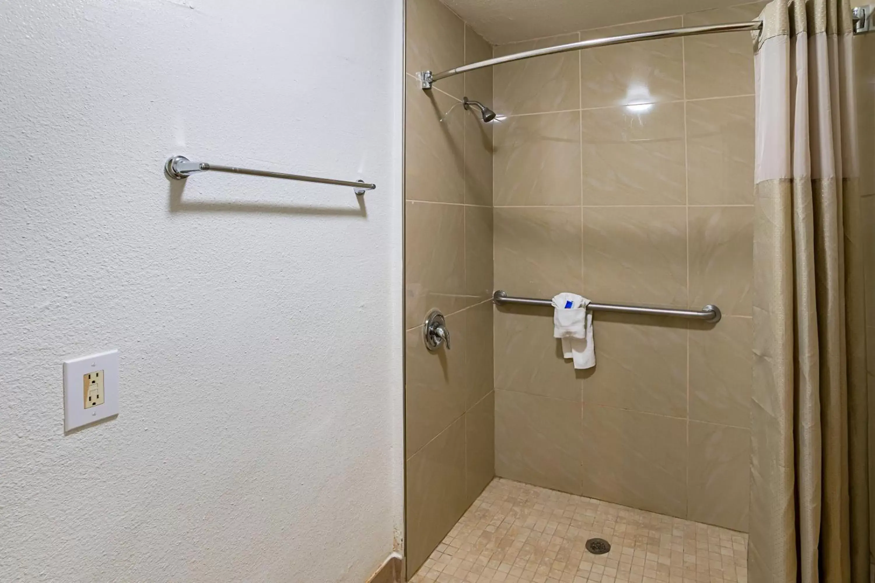 Bathroom in Motel 6-Grand Prairie, TX - Near Six Flags Drive