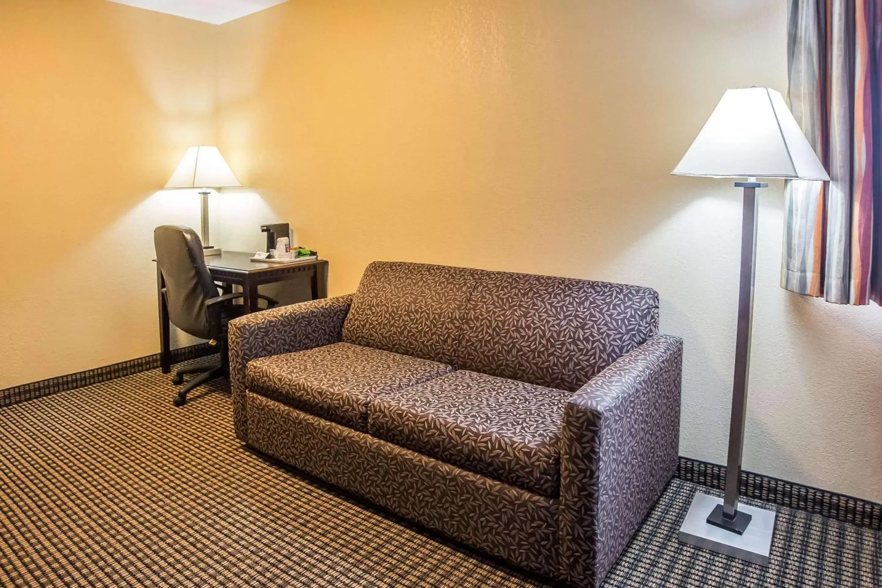 Photo of the whole room, Seating Area in Econo Lodge Inn & Suites Monroe