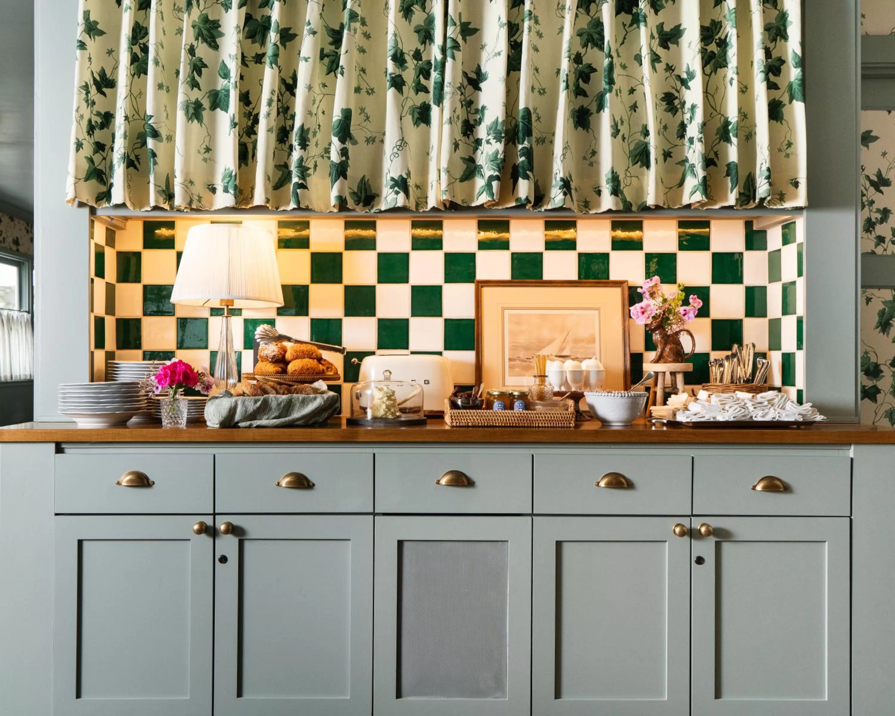 Breakfast in Le Petit Pali at 8th Ave