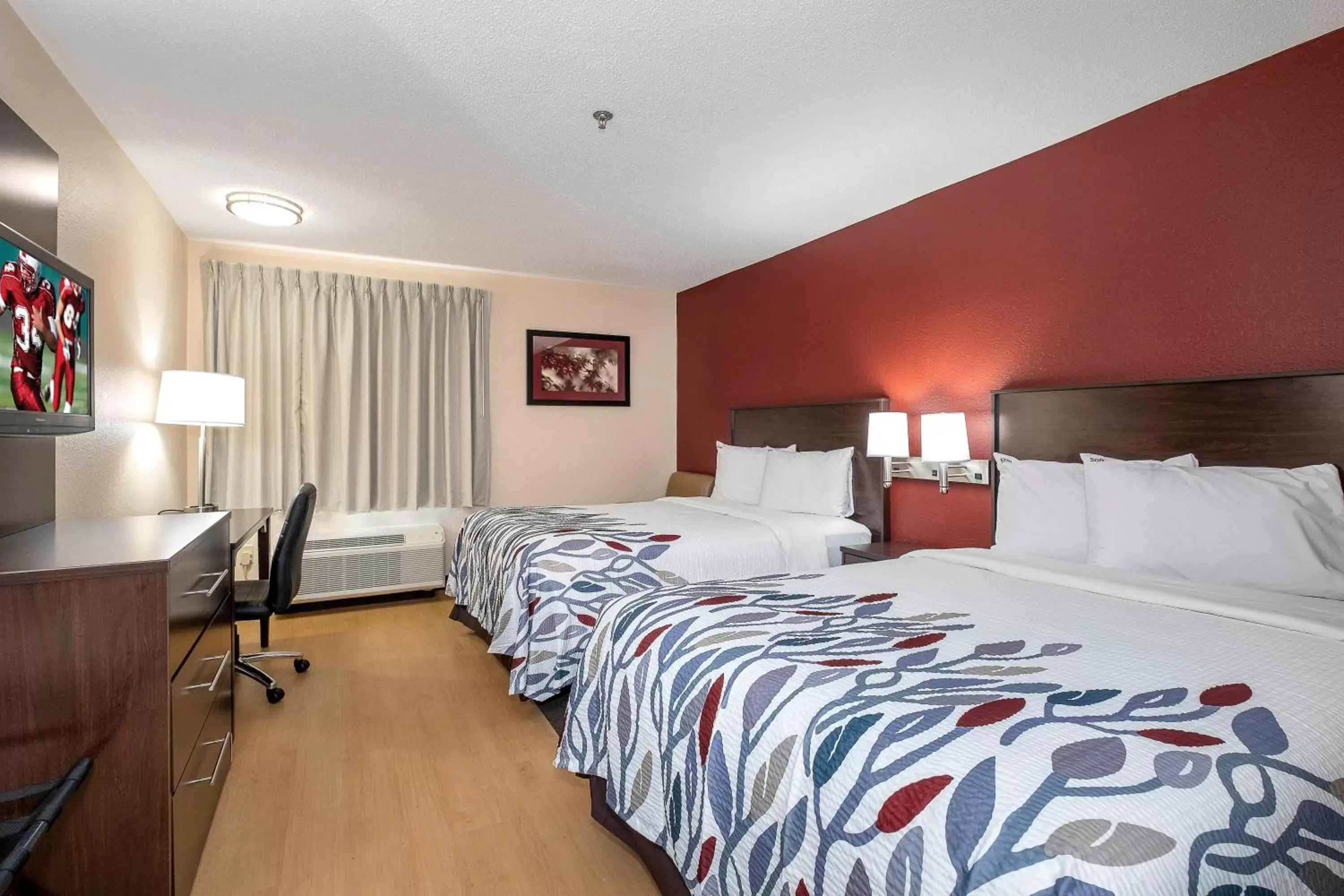 Photo of the whole room, Bed in Red Roof Inn PLUS+ Jacksonville – Southpoint