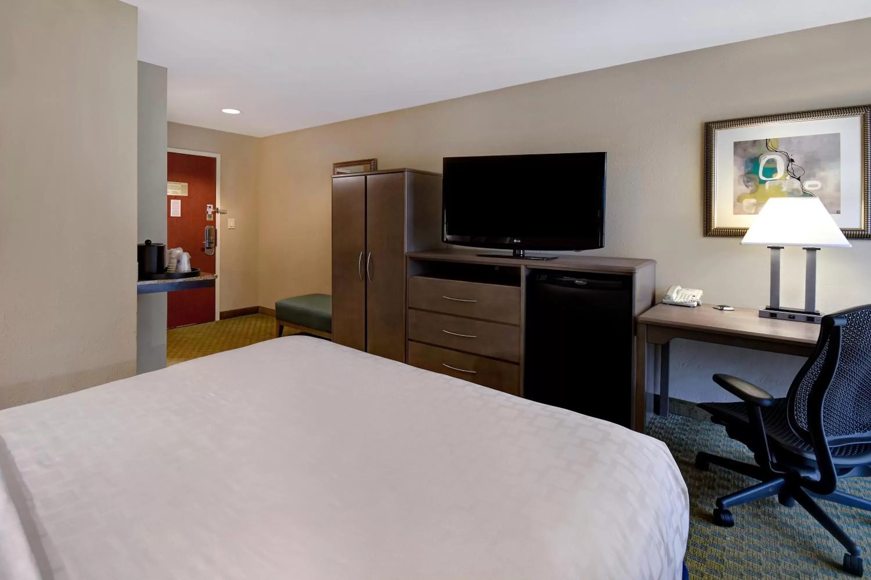 Bedroom, TV/Entertainment Center in Best Western Plus - King of Prussia