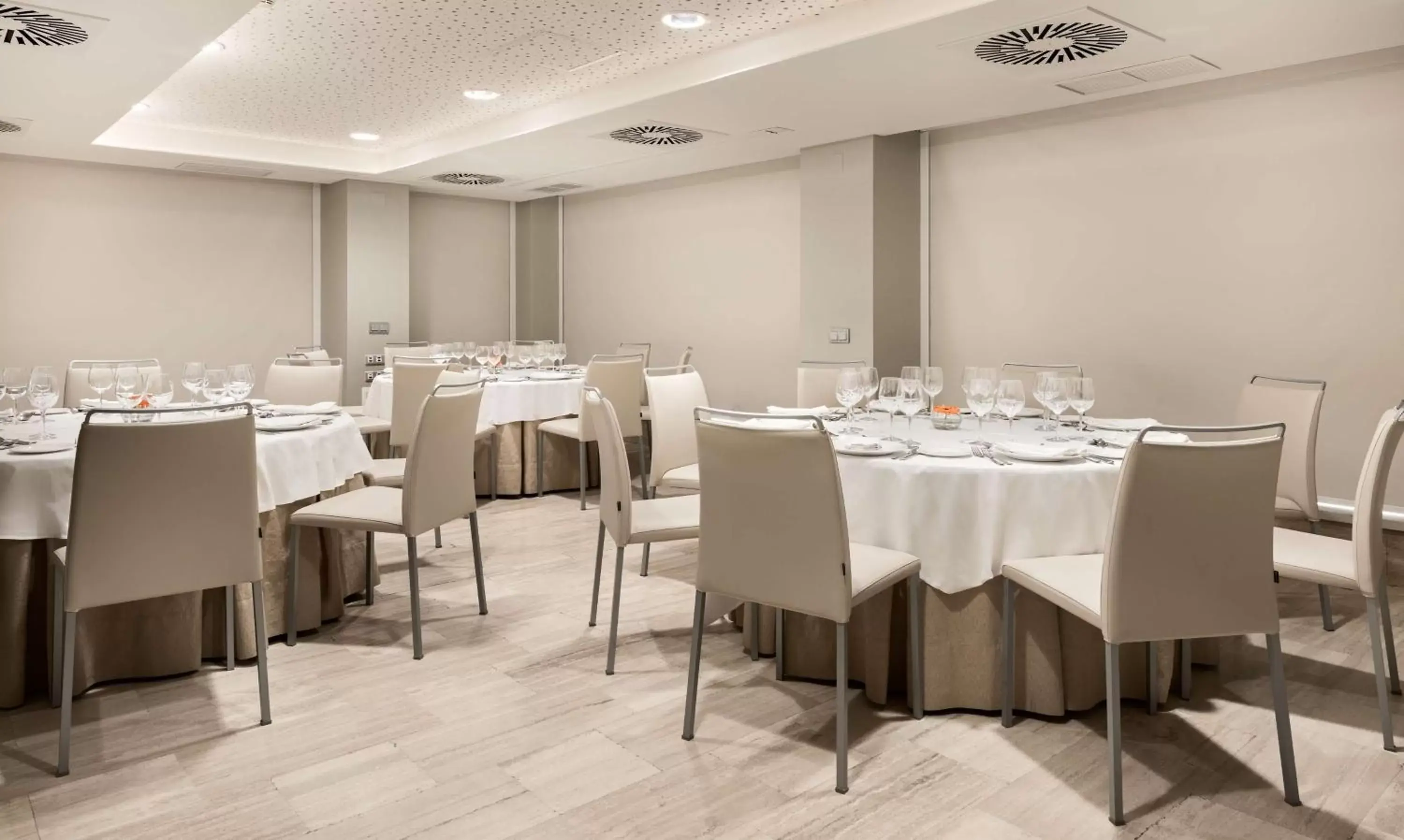 Meeting/conference room, Restaurant/Places to Eat in NH Madrid Zurbano