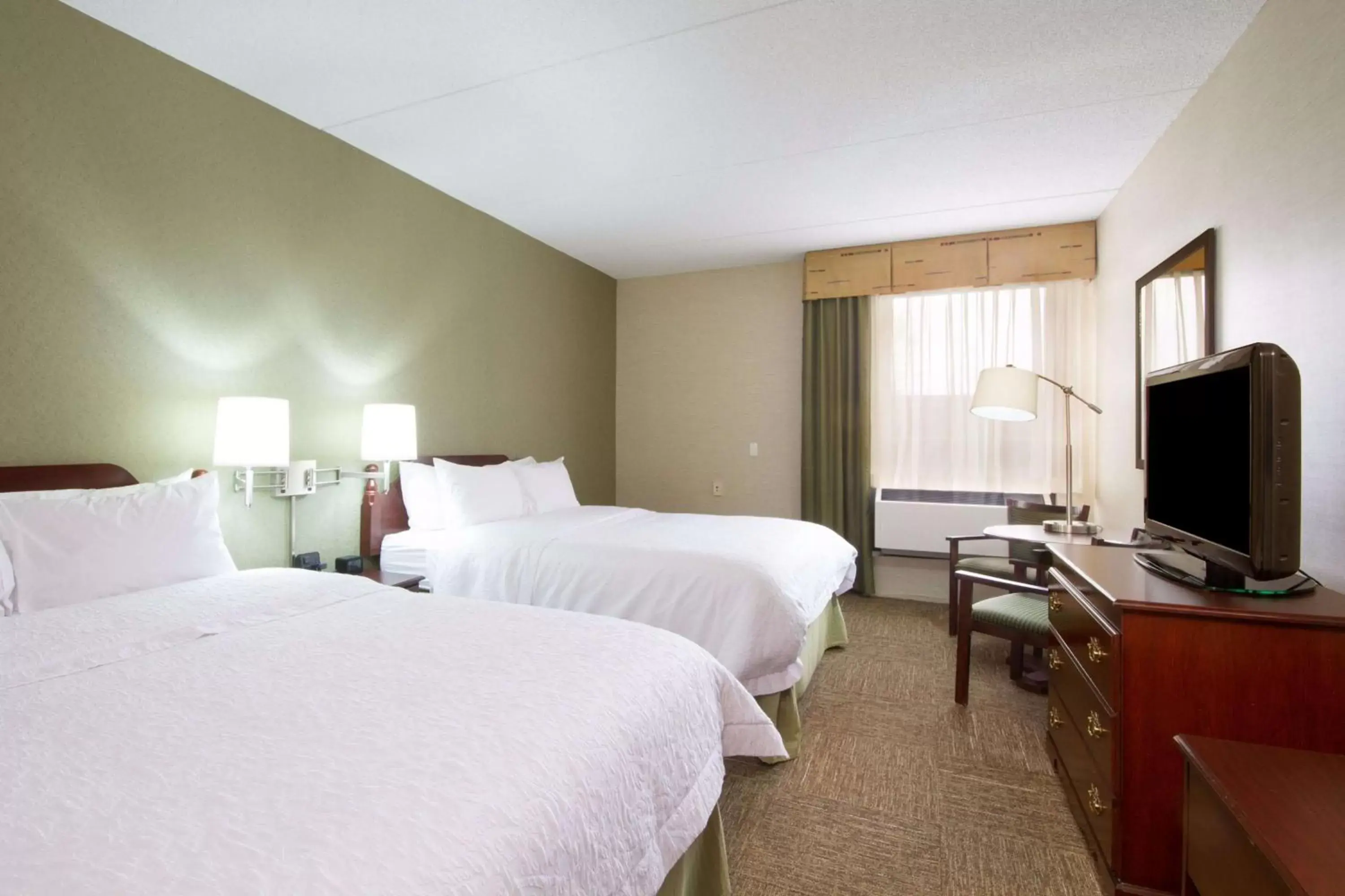Bedroom, Bed in Hampton Inn Buffalo-South/I-90