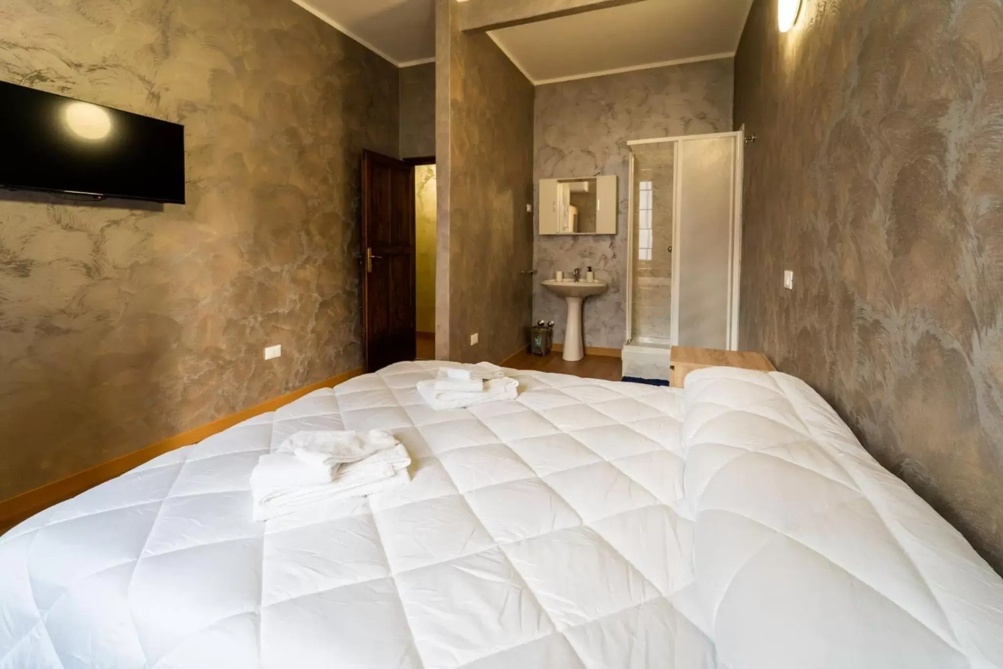 Shower, Bed in B&B Sasso