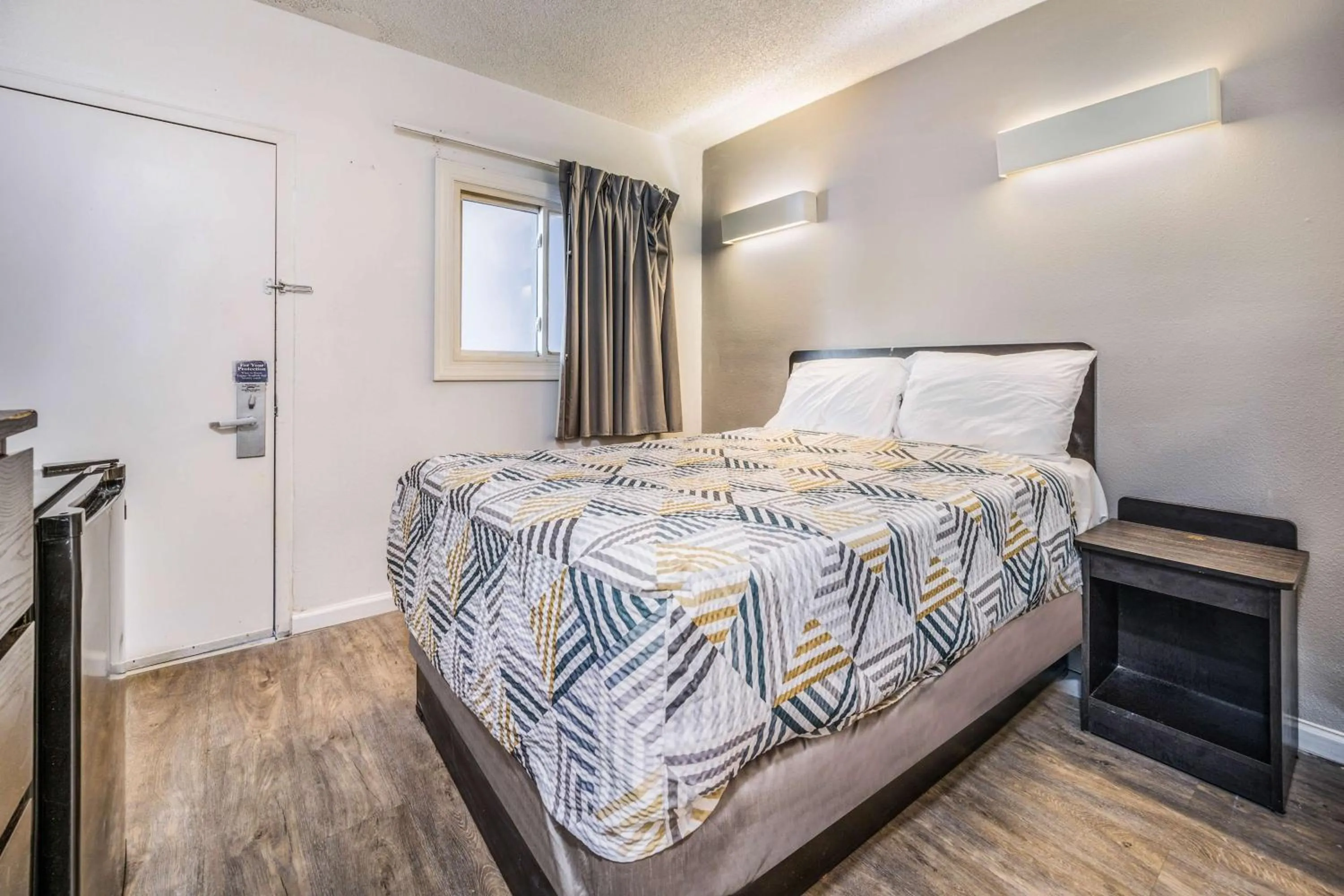 Photo of the whole room, Bed in Motel 6-Toms River, NJ