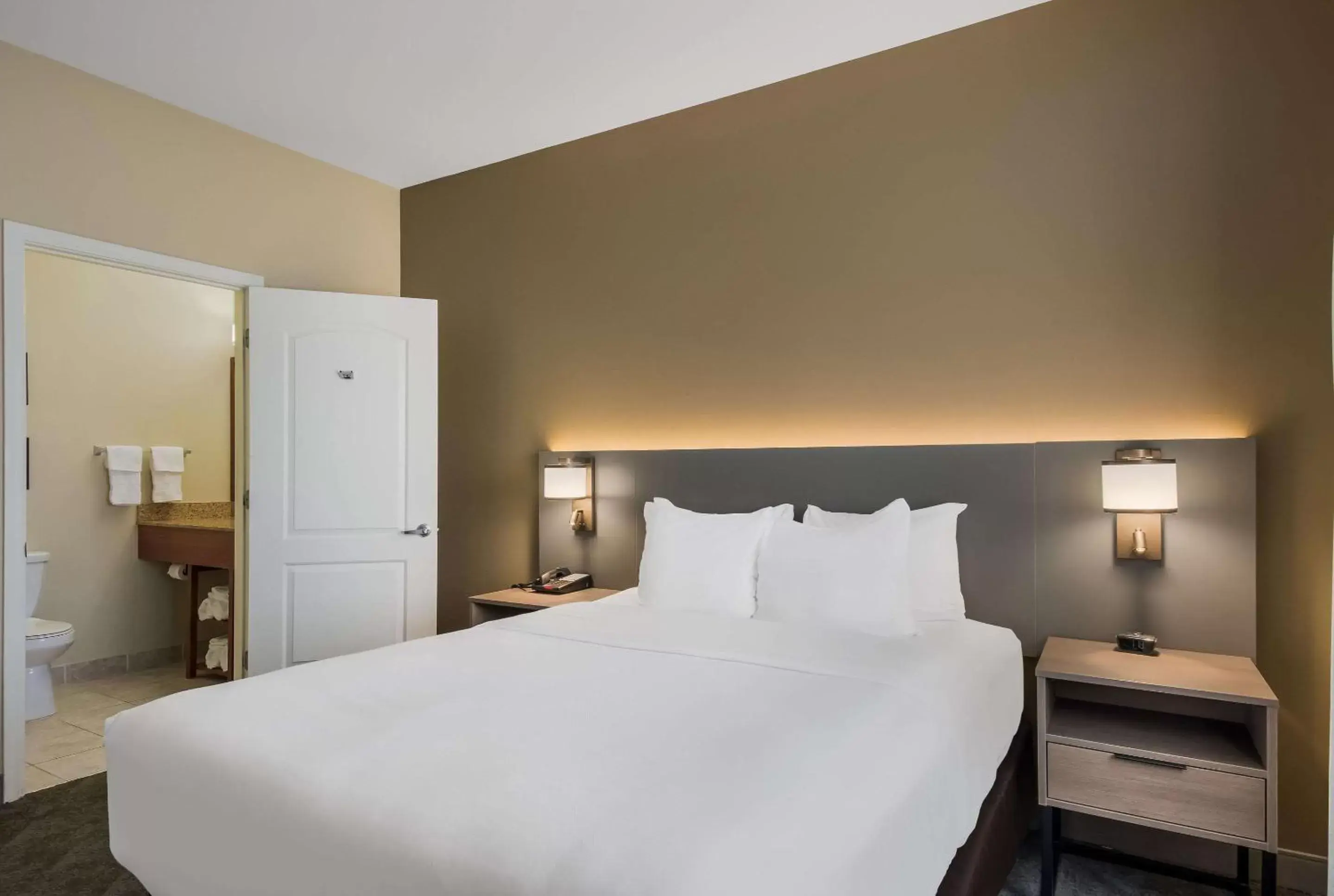 Bedroom, Bed in Comfort Inn & Suites Barnesville - Frackville