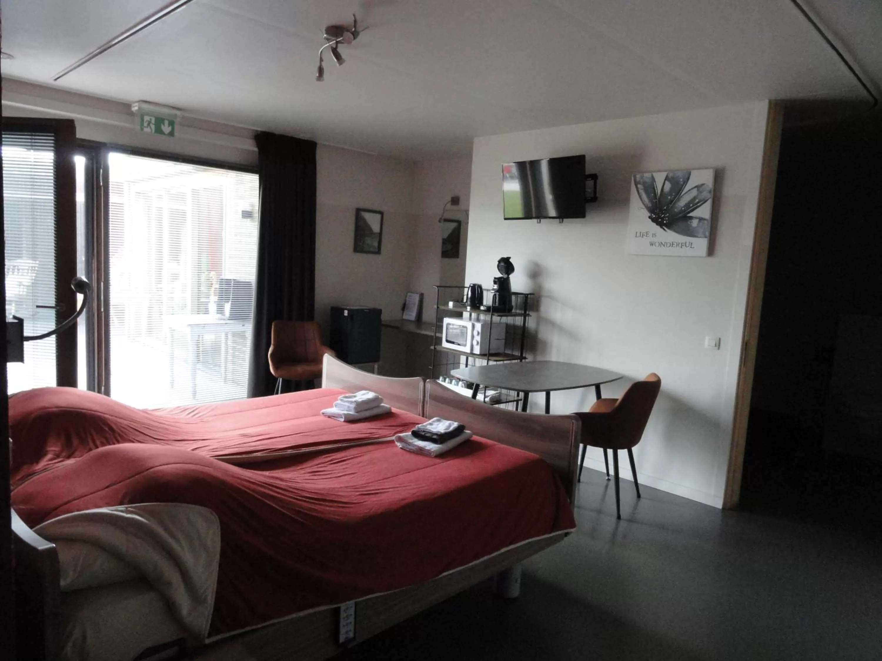 Property building, Bed in B&B Altijd Genieten