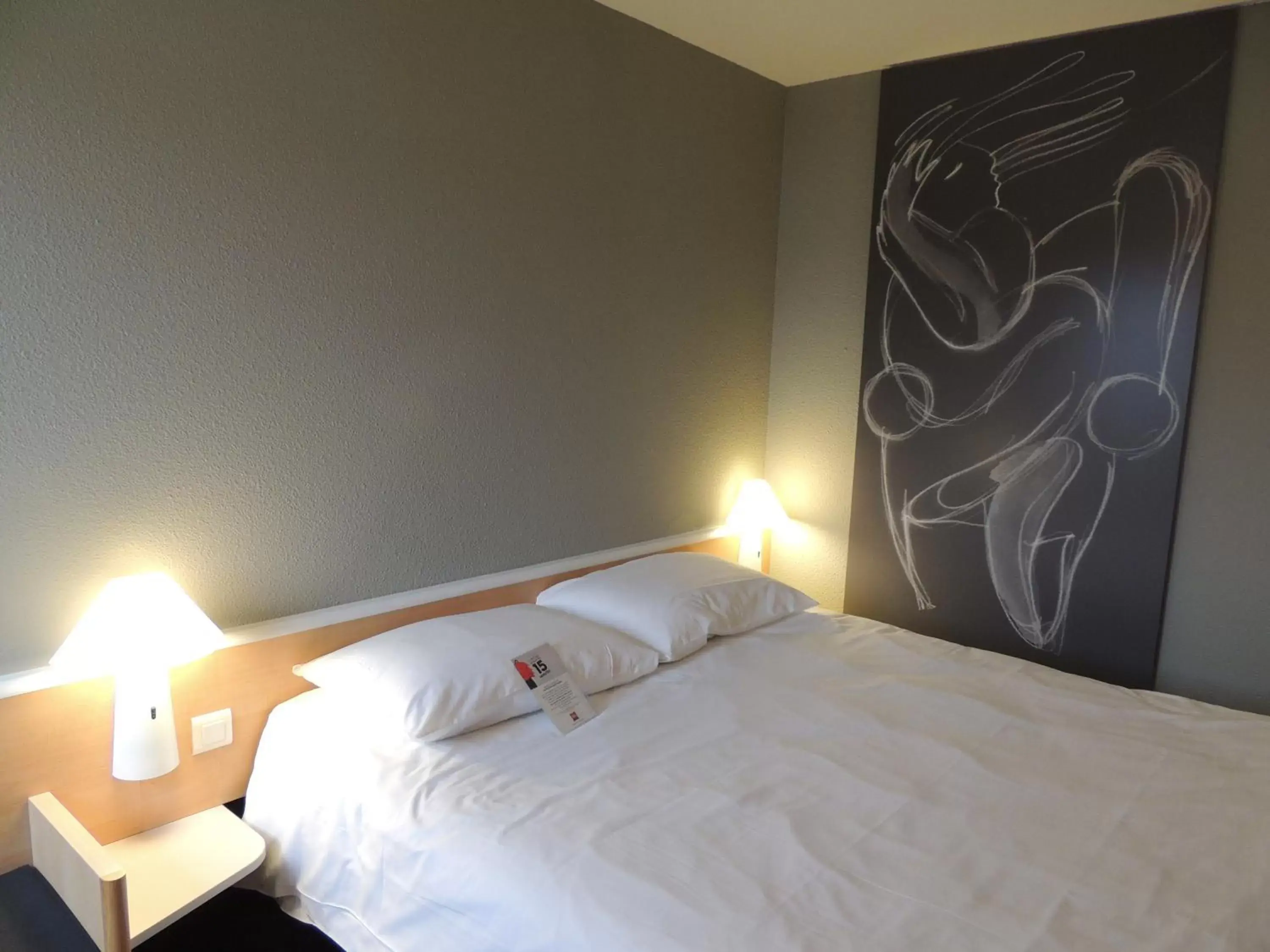 Bedroom, Bed in Ibis Auray