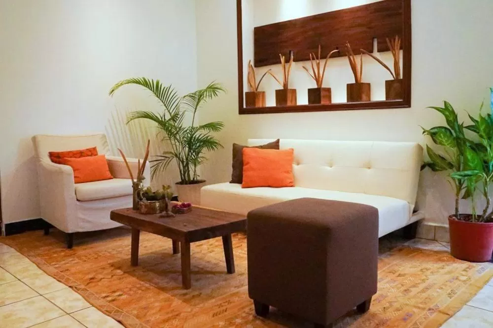 Communal lounge/ TV room in Cinco Hotel B&B