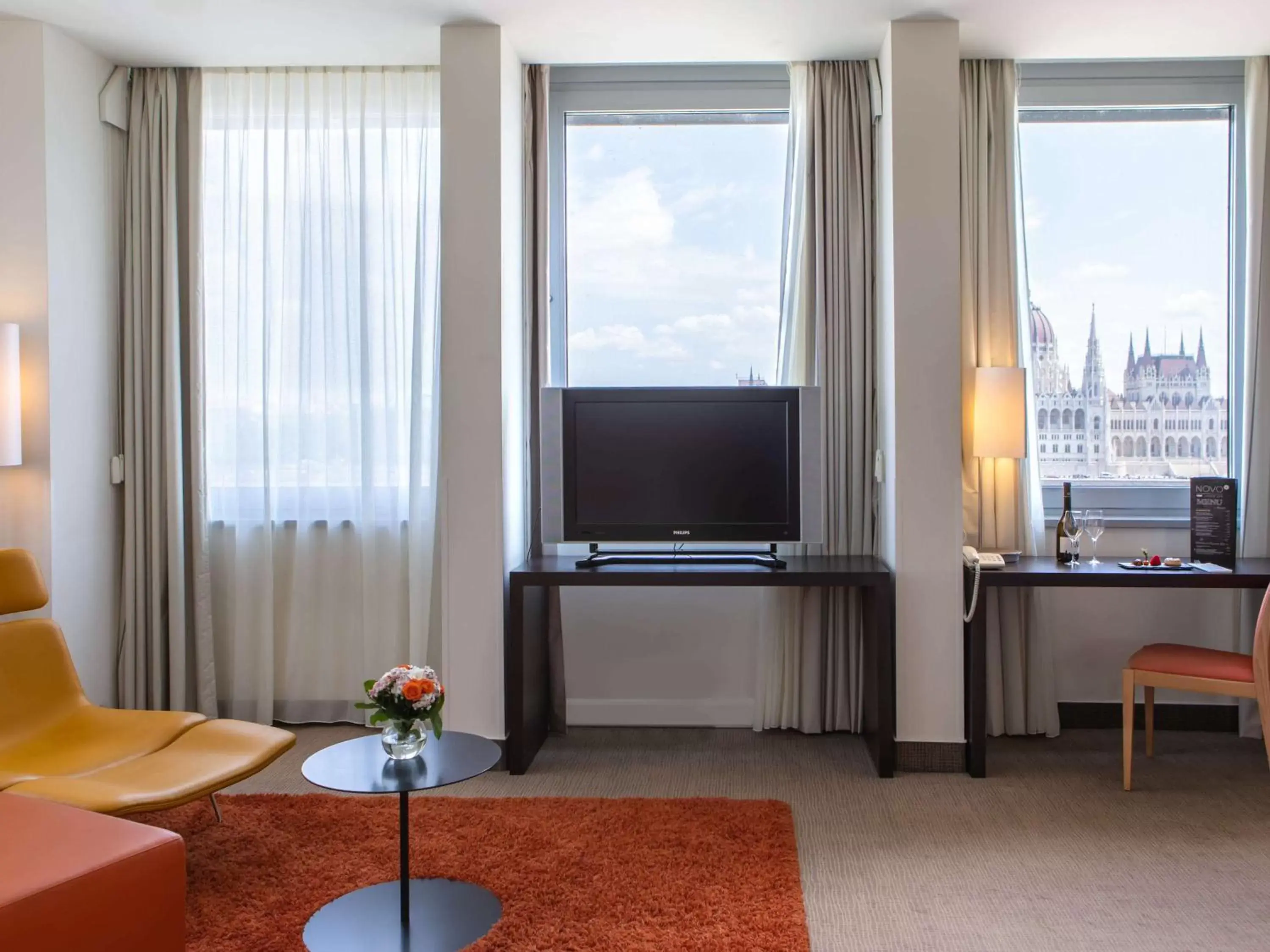 Photo of the whole room, TV/Entertainment Center in Novotel Budapest Danube
