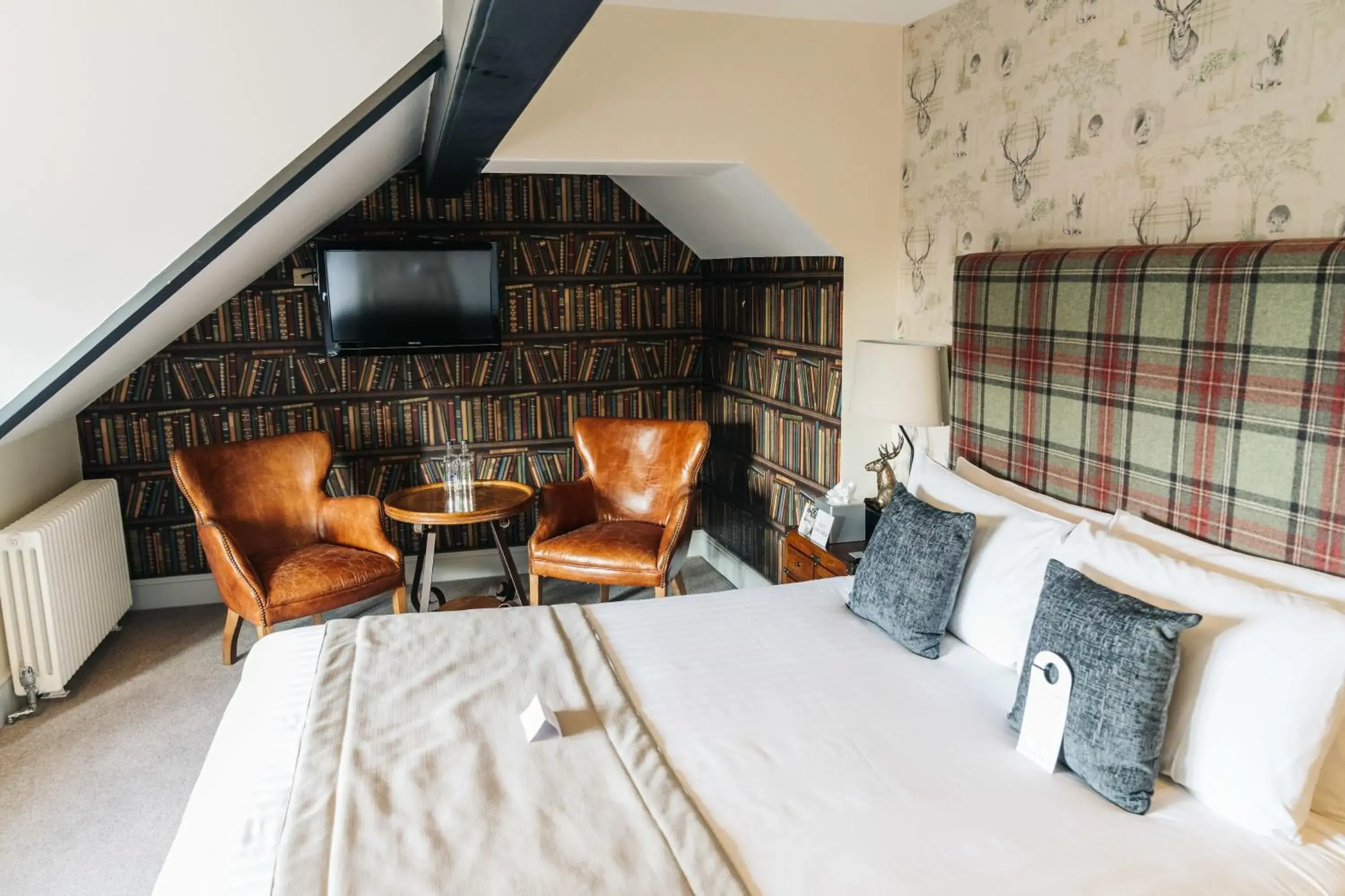 Seating area, Bed in The Mount Hotel