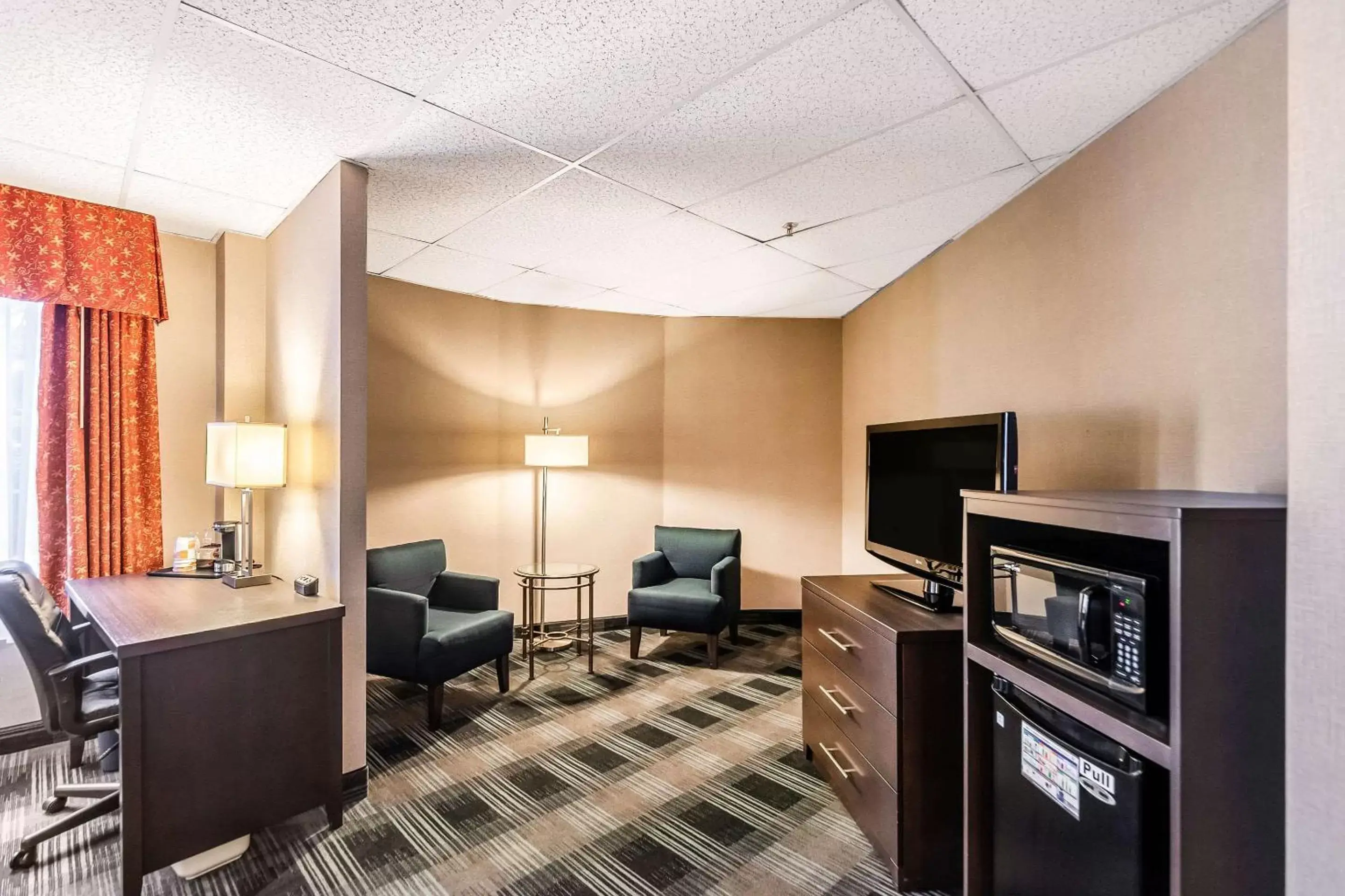 Photo of the whole room, TV/Entertainment Center in Comfort Inn Ballston