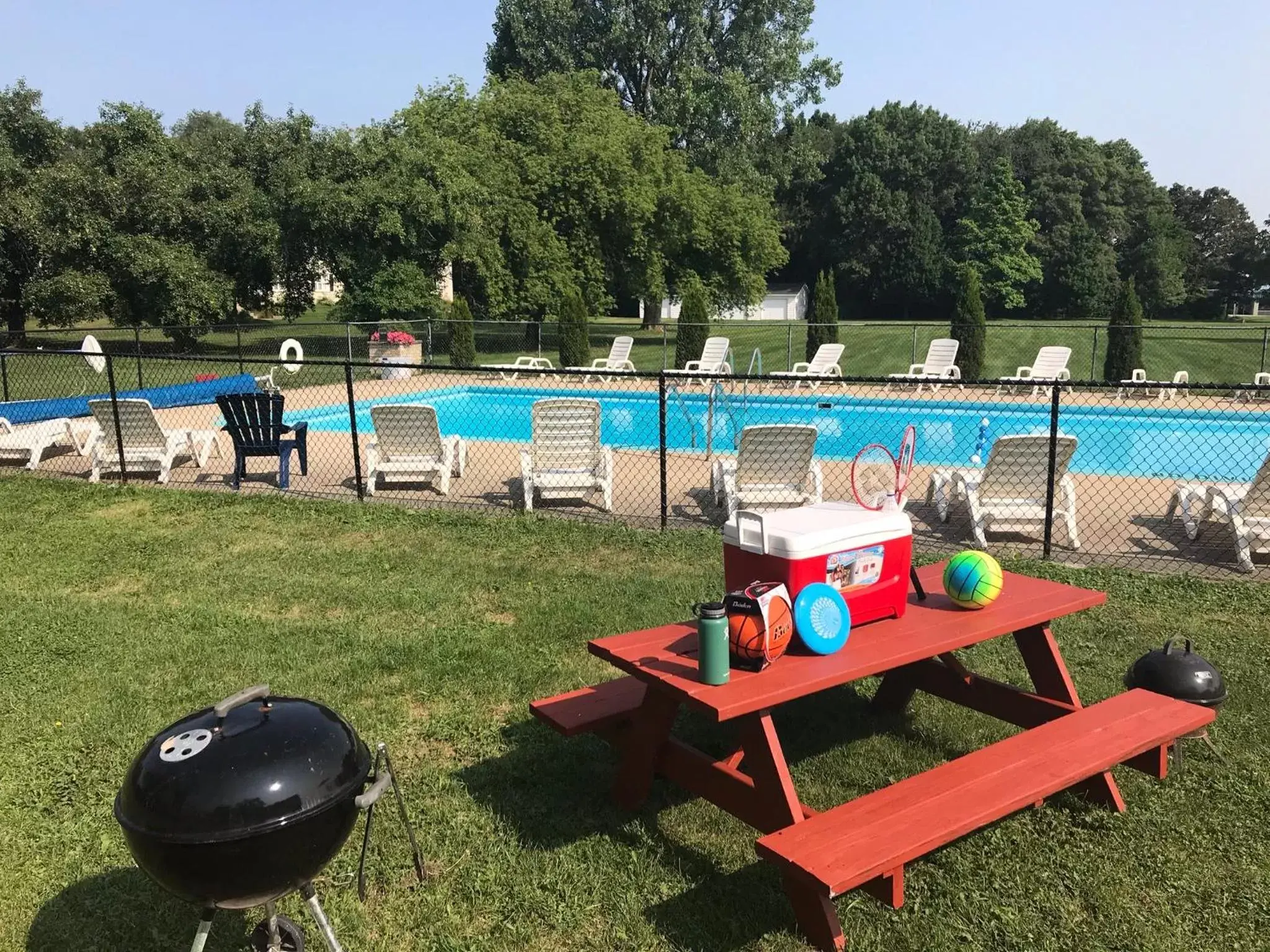 BBQ facilities, Swimming Pool in Geneva Wells Motel