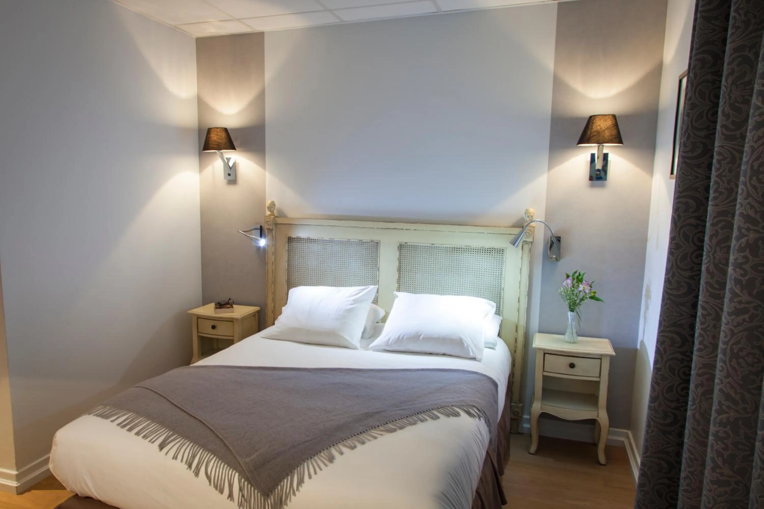 Comfort Double Room in Logis Hostellerie des Clos et restaurant Bistrot des grands crus