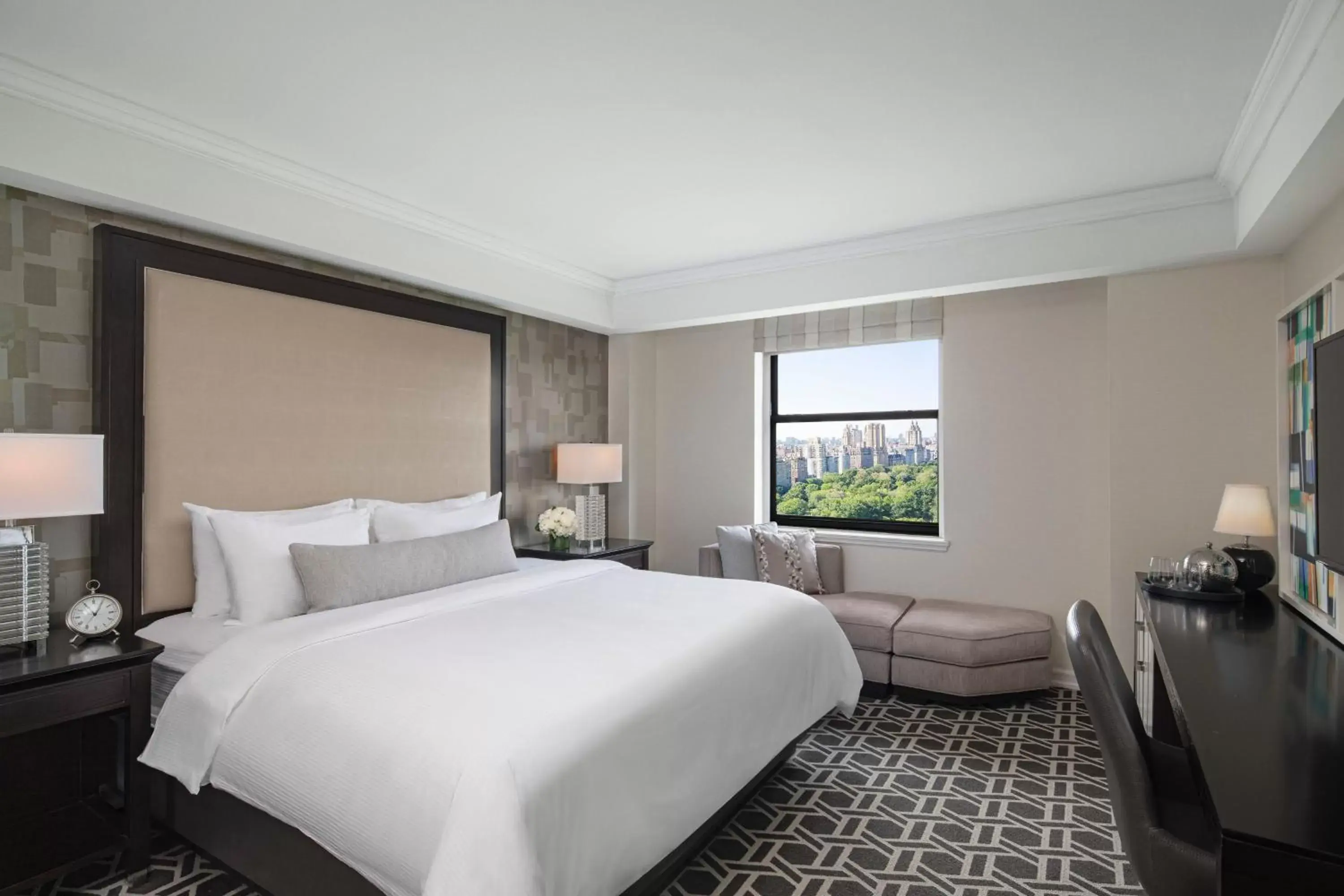 Photo of the whole room, Bed in JW Marriott Essex House New York