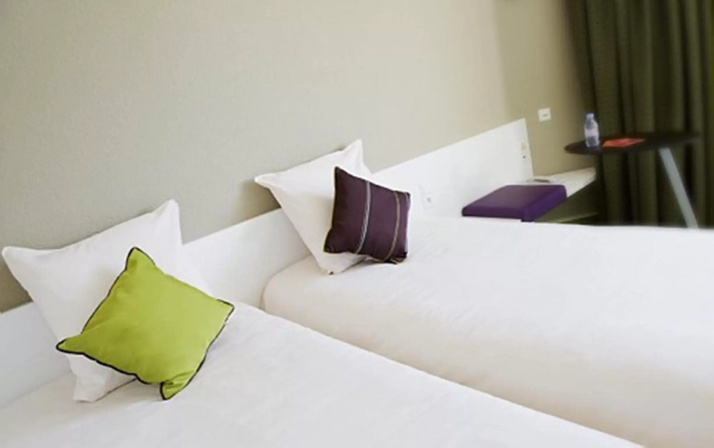 Photo of the whole room, Bed in ibis Styles Bordeaux Aéroport