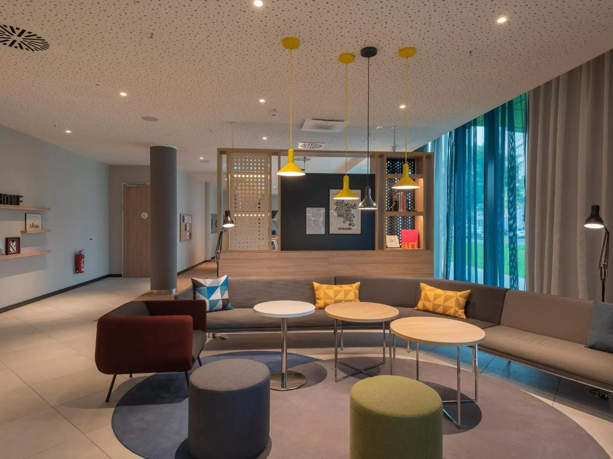 Lobby or reception, Lounge/Bar in Holiday Inn Express Düsseldorf - Hauptbahnhof, an IHG Hotel