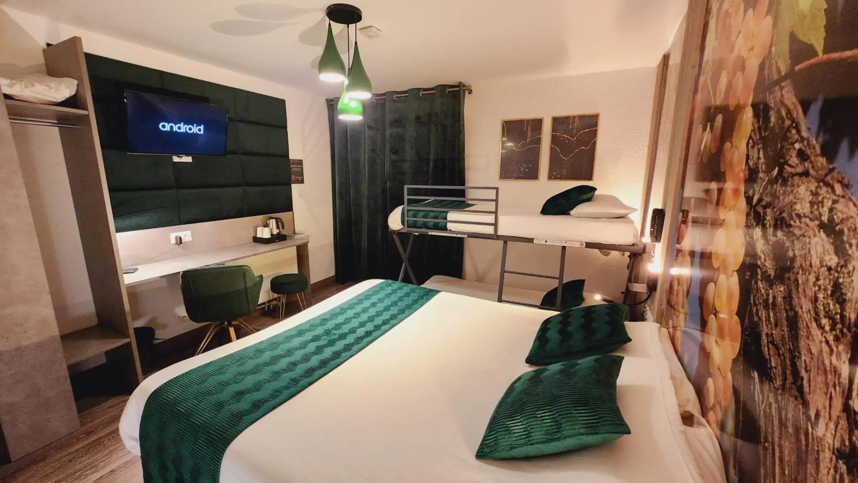 Family, Bed in Cit'Hotel Le Cheval Blanc, Cognac Centre Family, Bed in Cit'Hotel Le Cheval Blanc, Cognac Centre