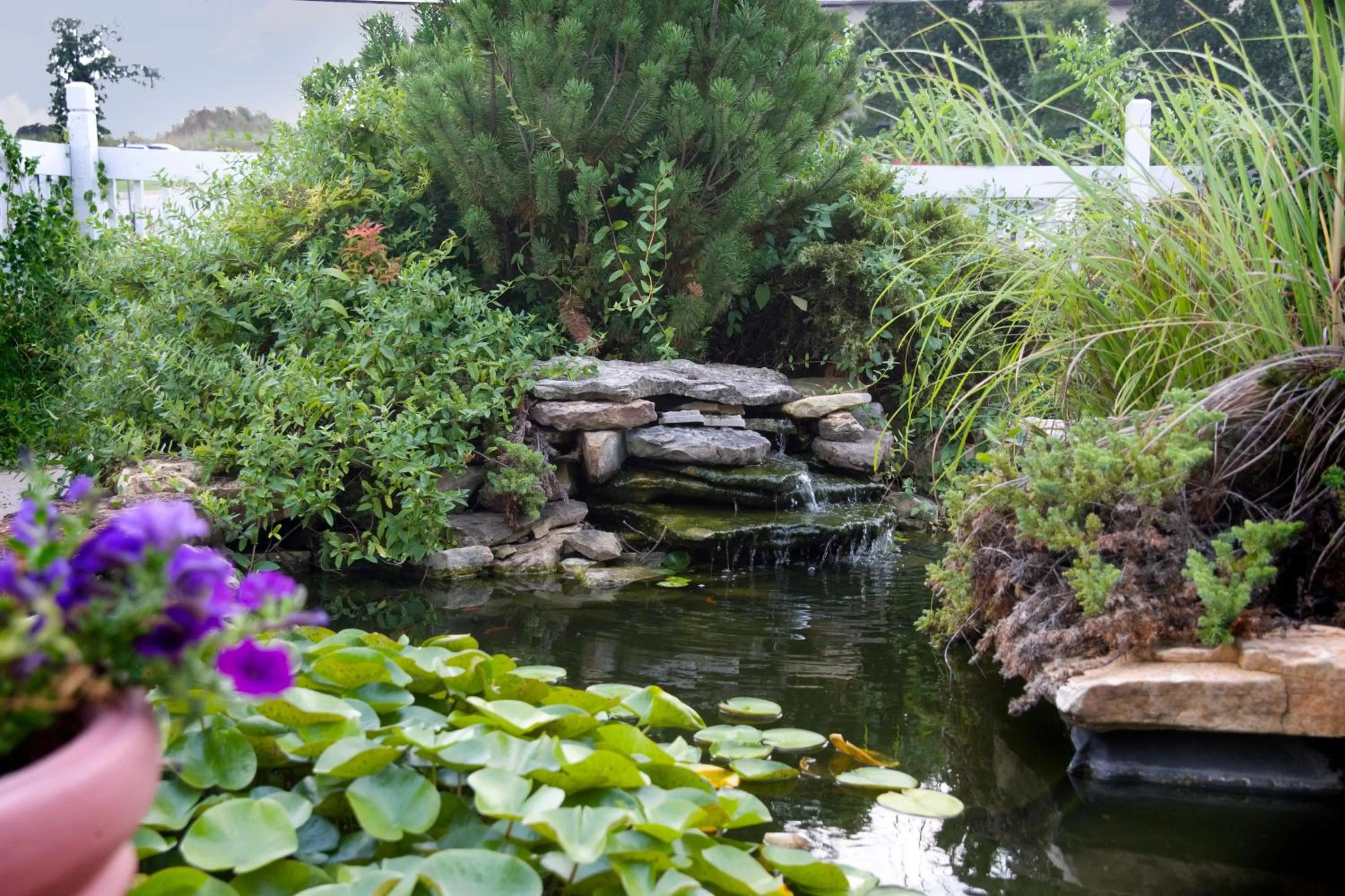 Garden in Honeysuckle Inn & Conference Center