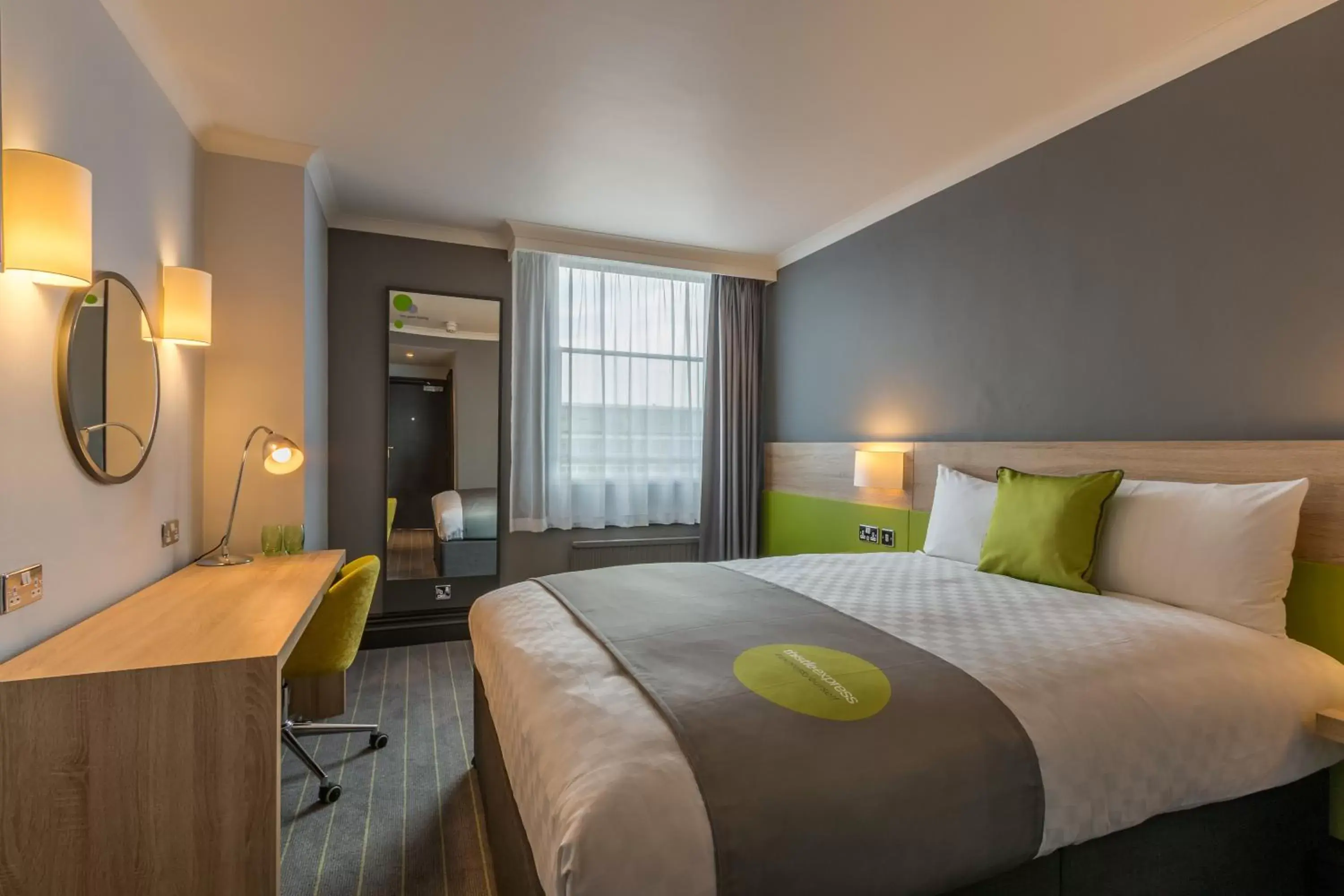 Bedroom, Bed in Thistle Express London Luton Bedroom, Bed in Thistle Express London Luton