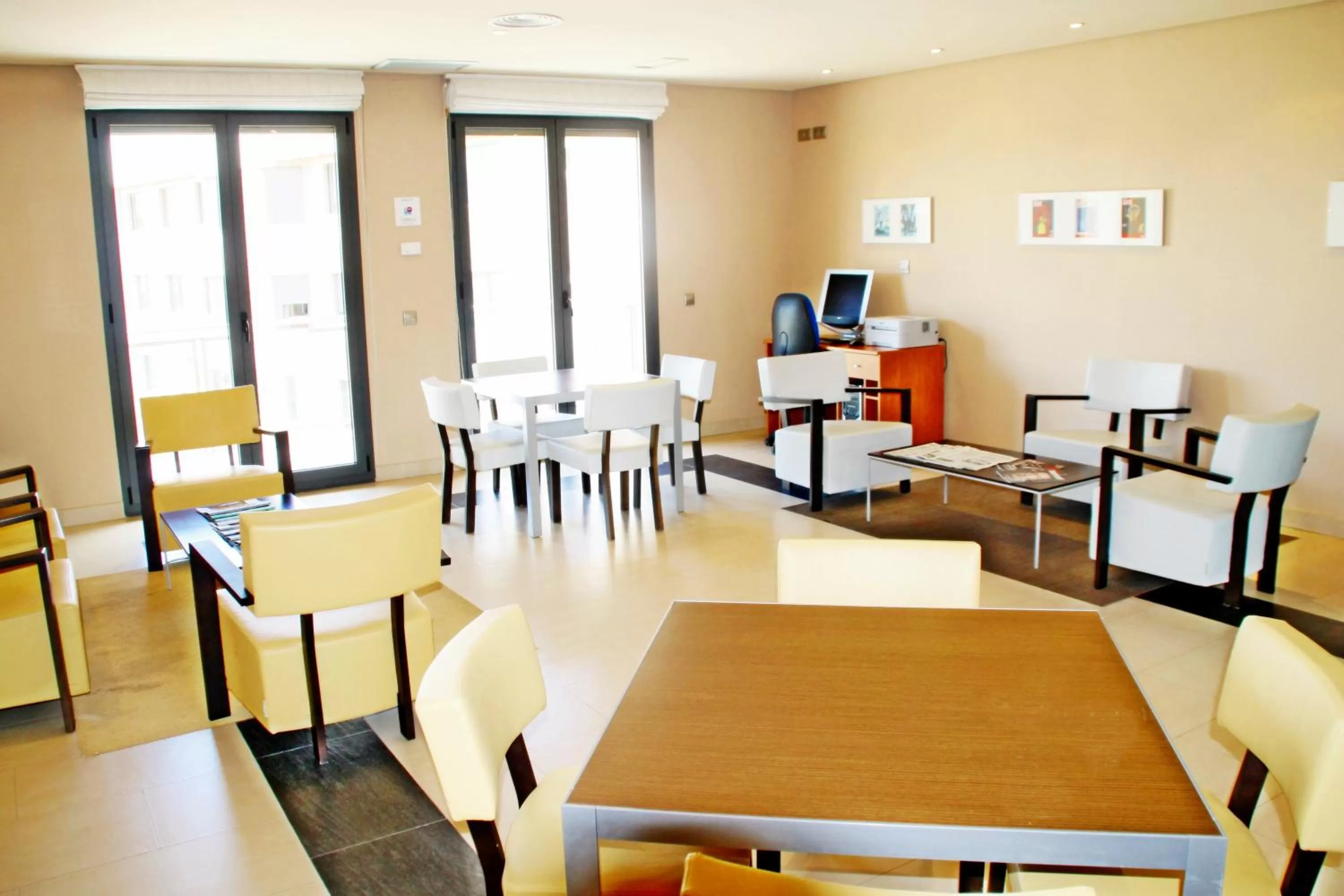 Business facilities, Restaurant/Places to Eat in Apartahotel Ribera