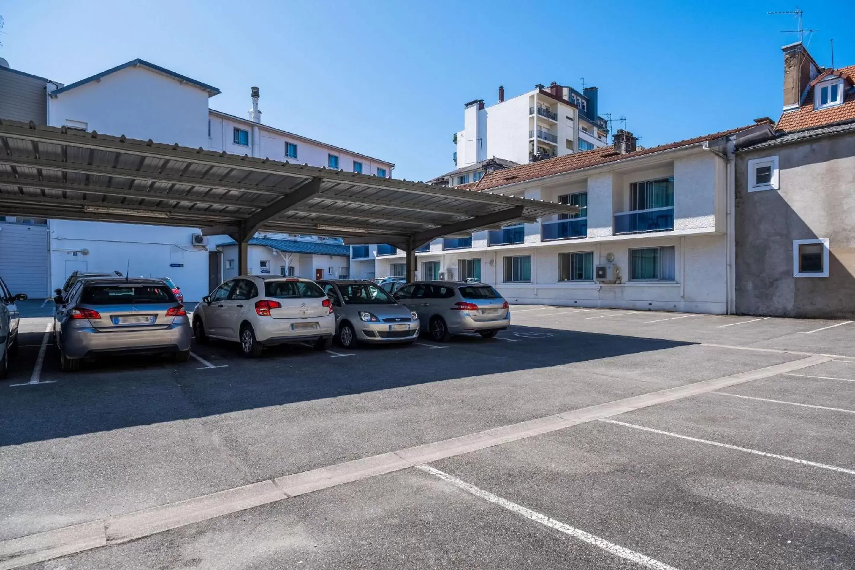 Parking, Property Building in Quality Hotel Pau Centre Bosquet